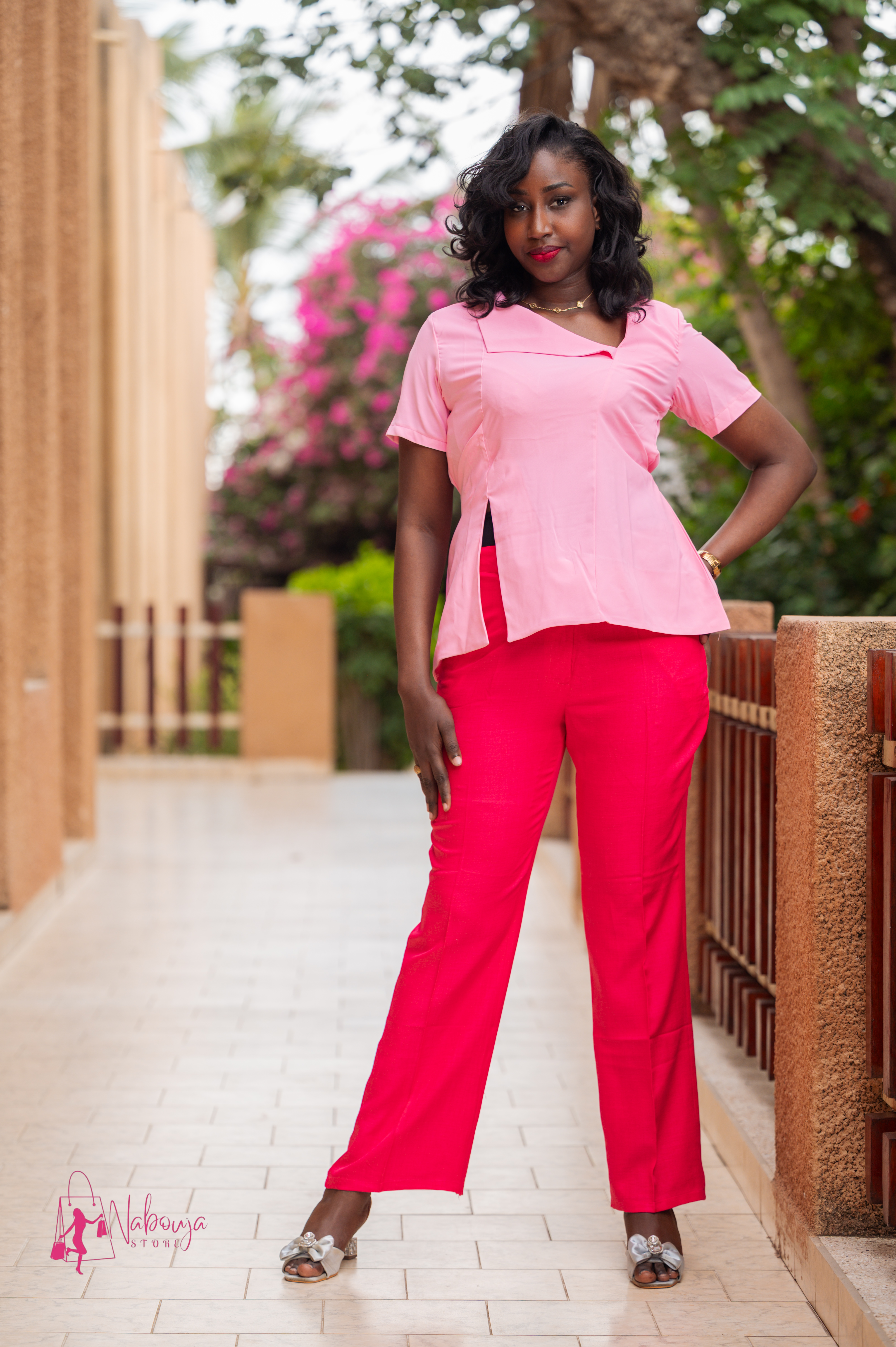 Tenue élégante femme rose