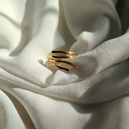 Elegant Wave Ring