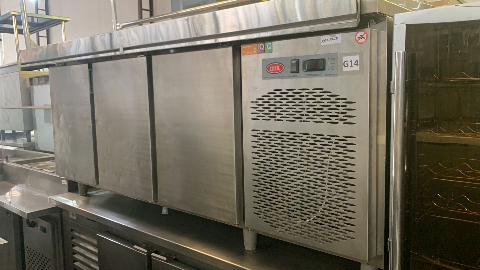 BALCÃO REFRIGERADO COM 3 PORTAS EM AÇO INOXIDAVÉL COM PISTA FRIA COZIL