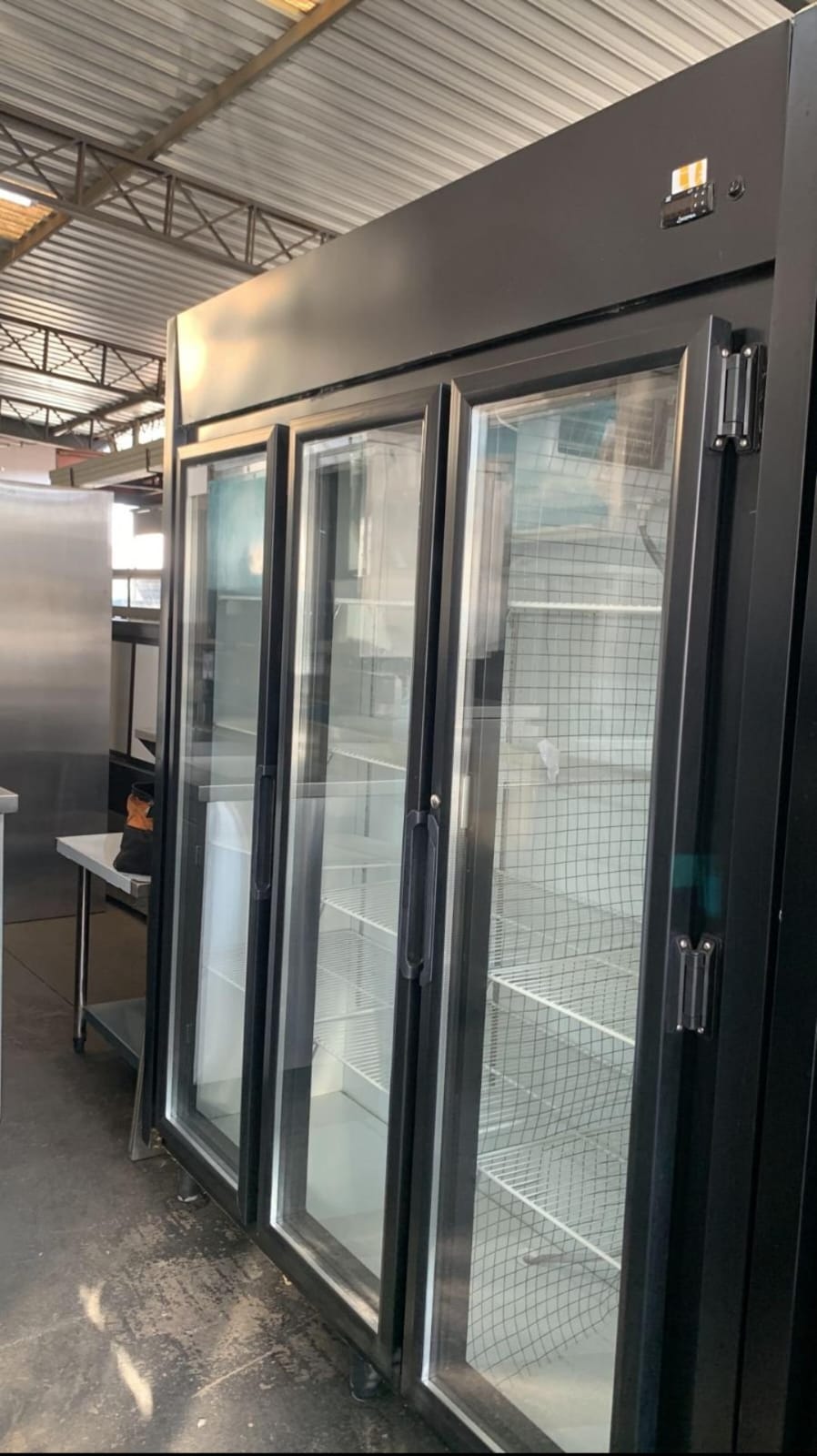 A Geladeira Auto Serviço 3 Portas Kofisa 