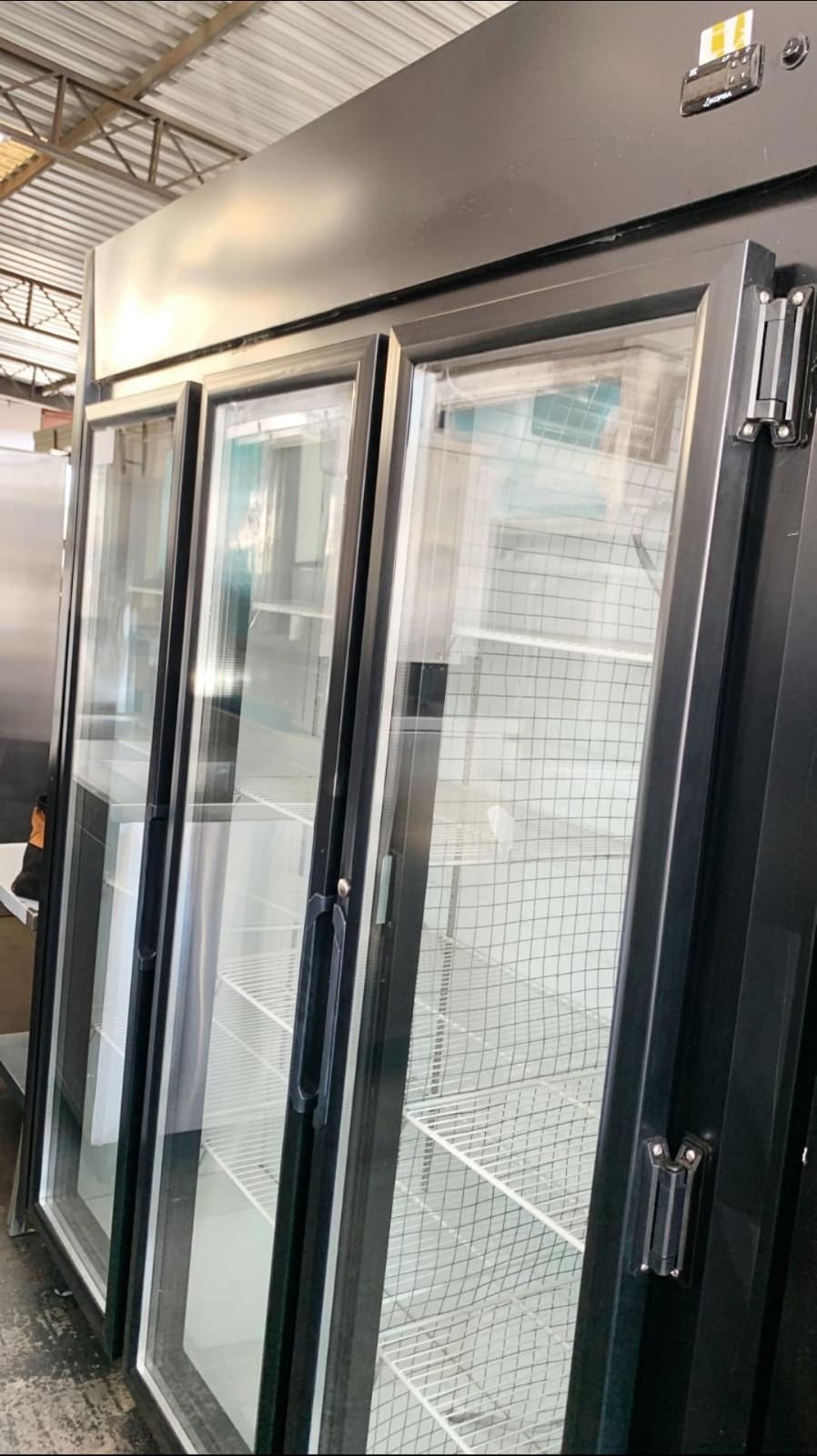 A Geladeira Auto Serviço 3 Portas Kofisa 