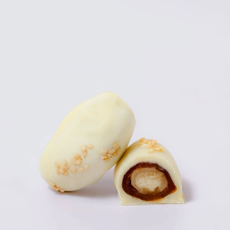 فاكوس محشي اكاجو  بالشوكولاتة البيضاء