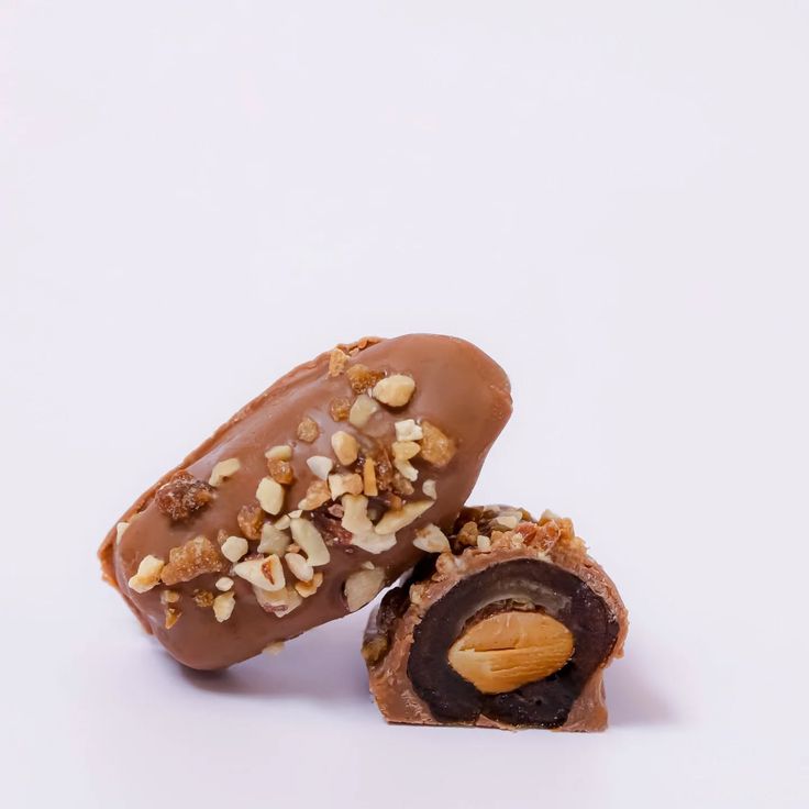 فاكوس محشي لوز بالشوكولاتة