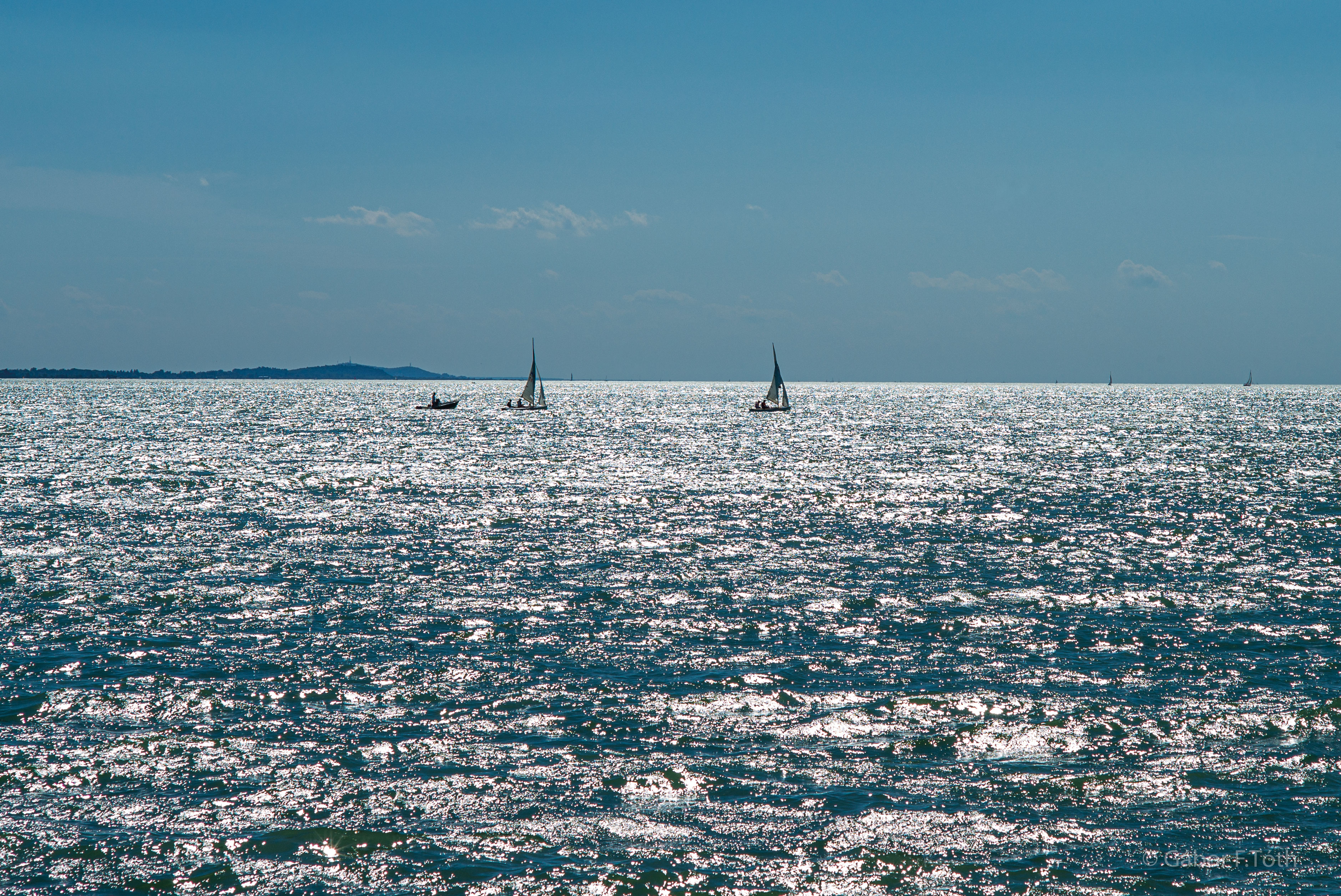 Ezüstben szikrázik a Balaton.