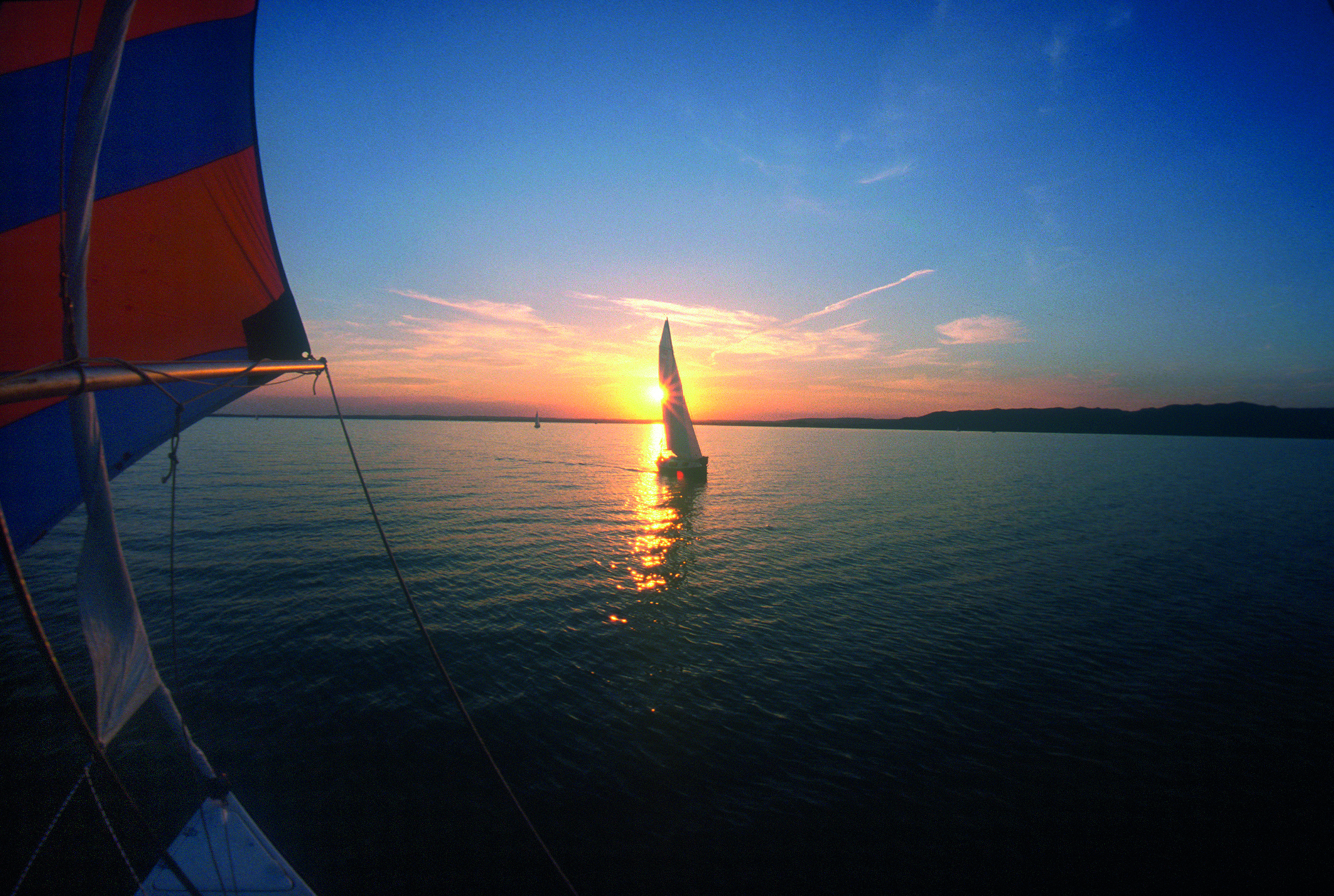 Tavaszi napfelkelte Balatonföldvárnál