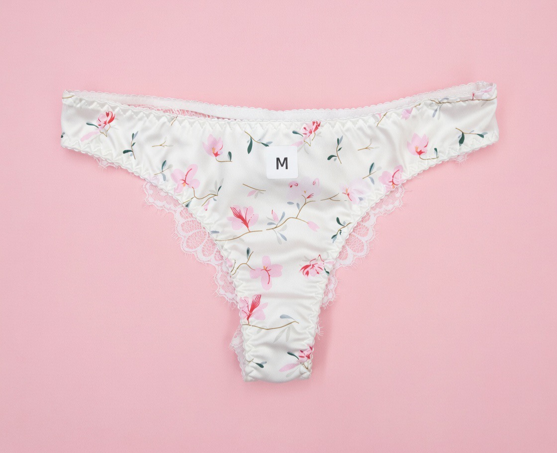 Tanga floral de satén