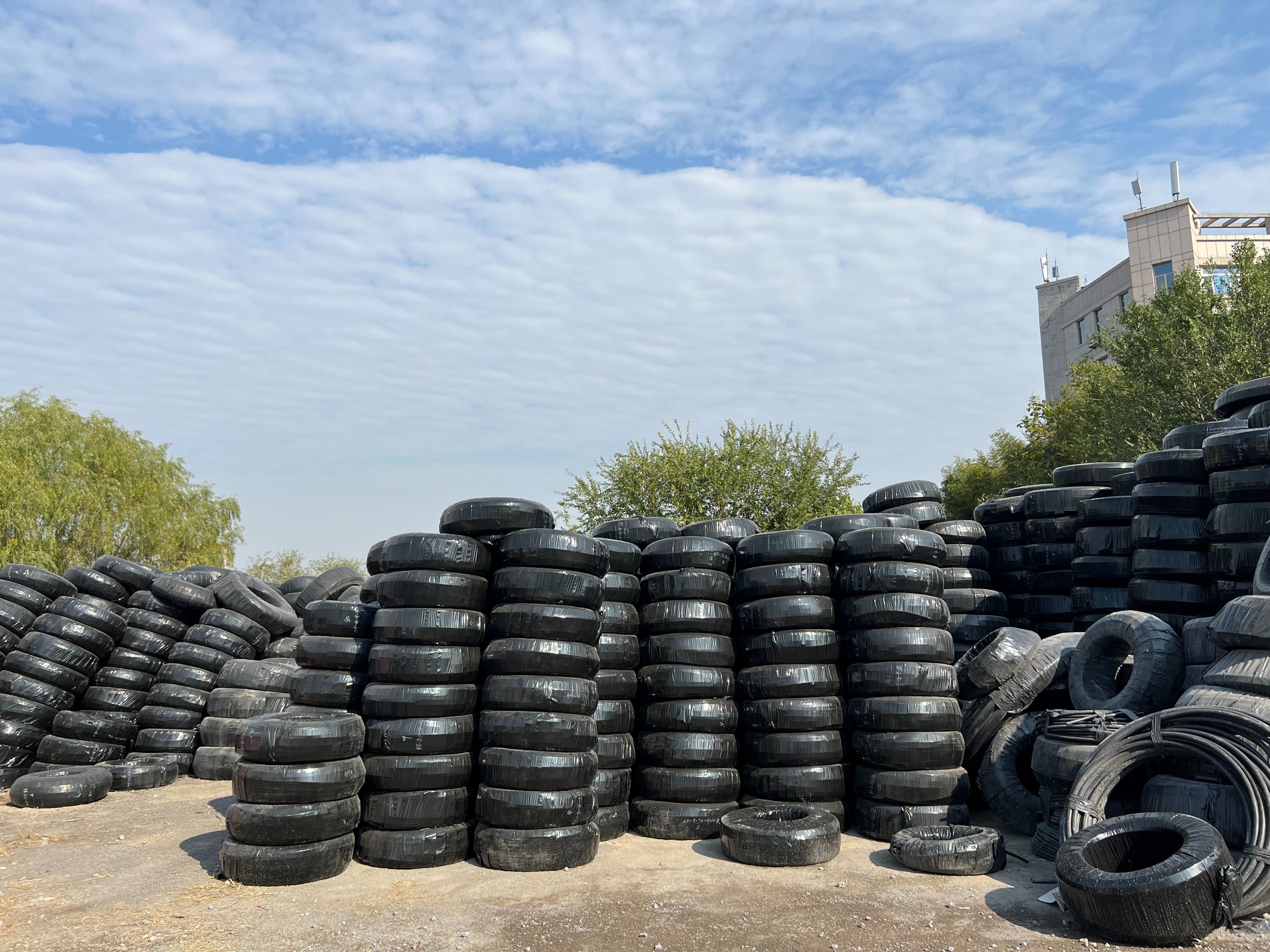 Embedded cylindrical drip irrigation pipe for farmland water-saving irrigation