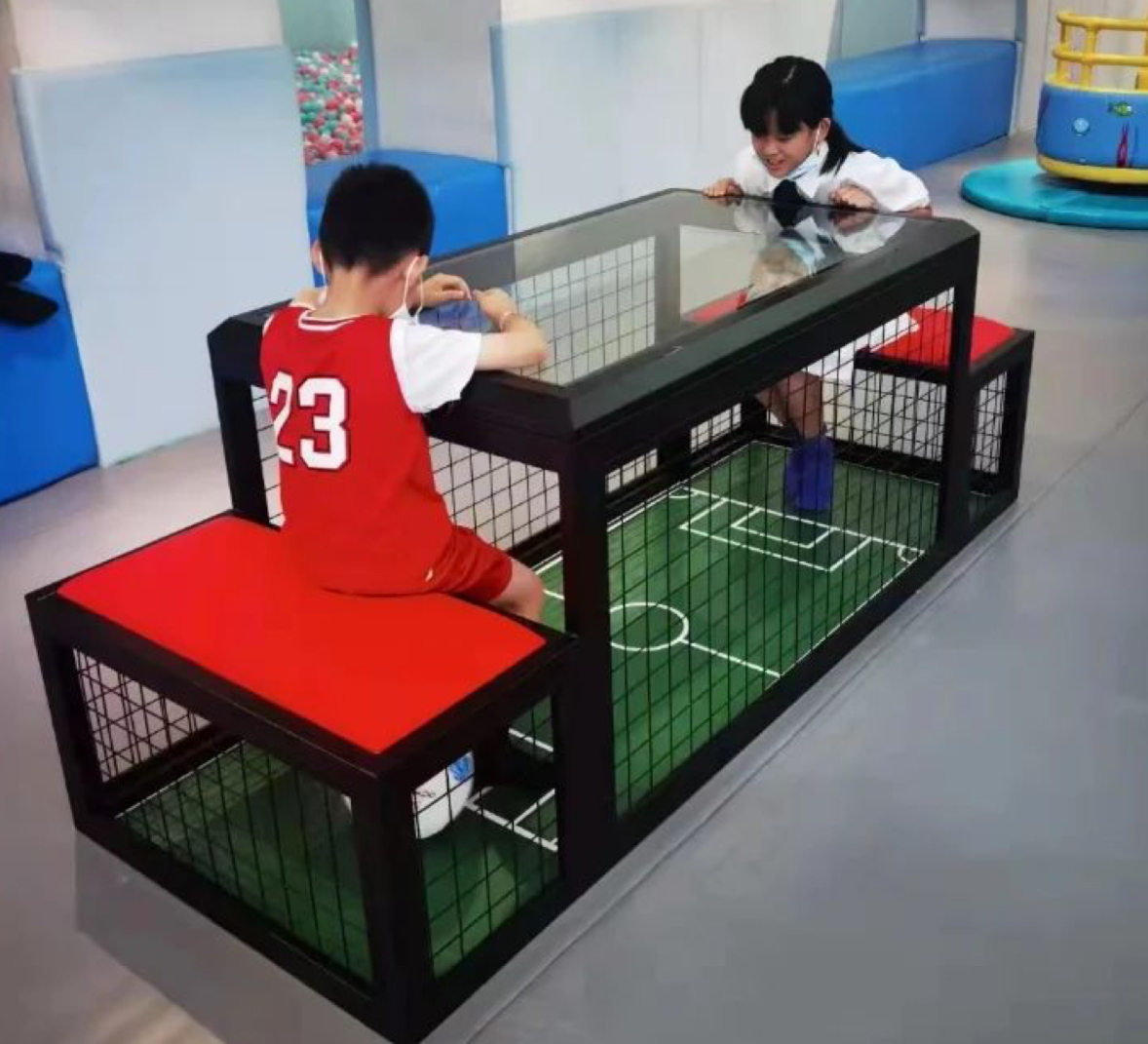 Mesa juego con diseño de campo de fútbol.