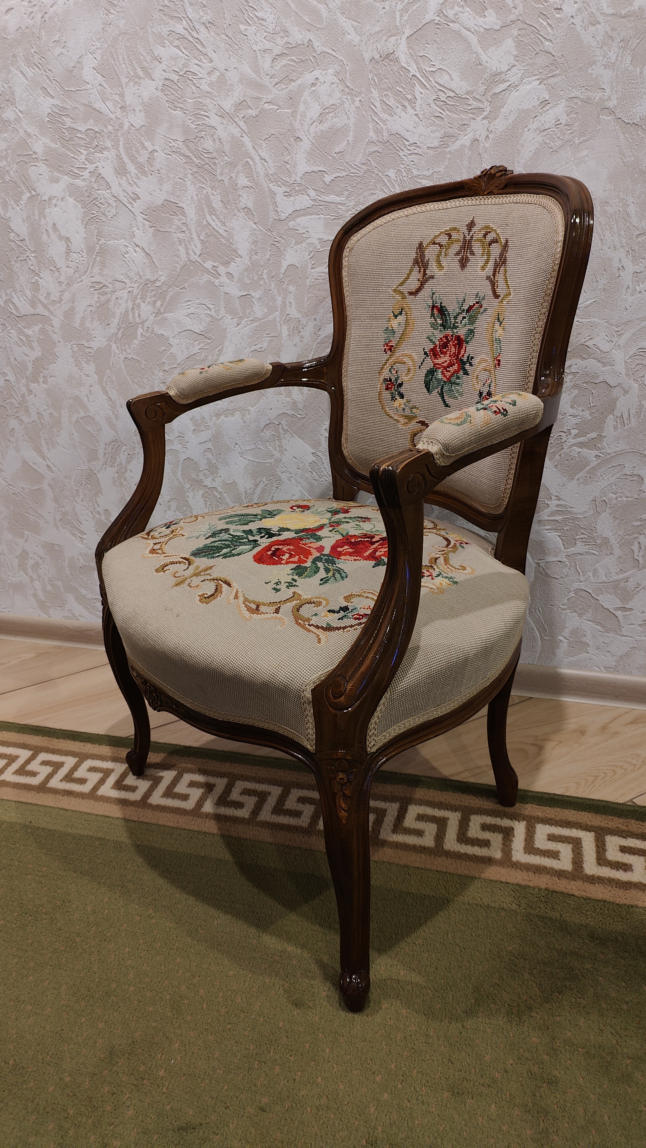 Siuvinėtas Krėslas