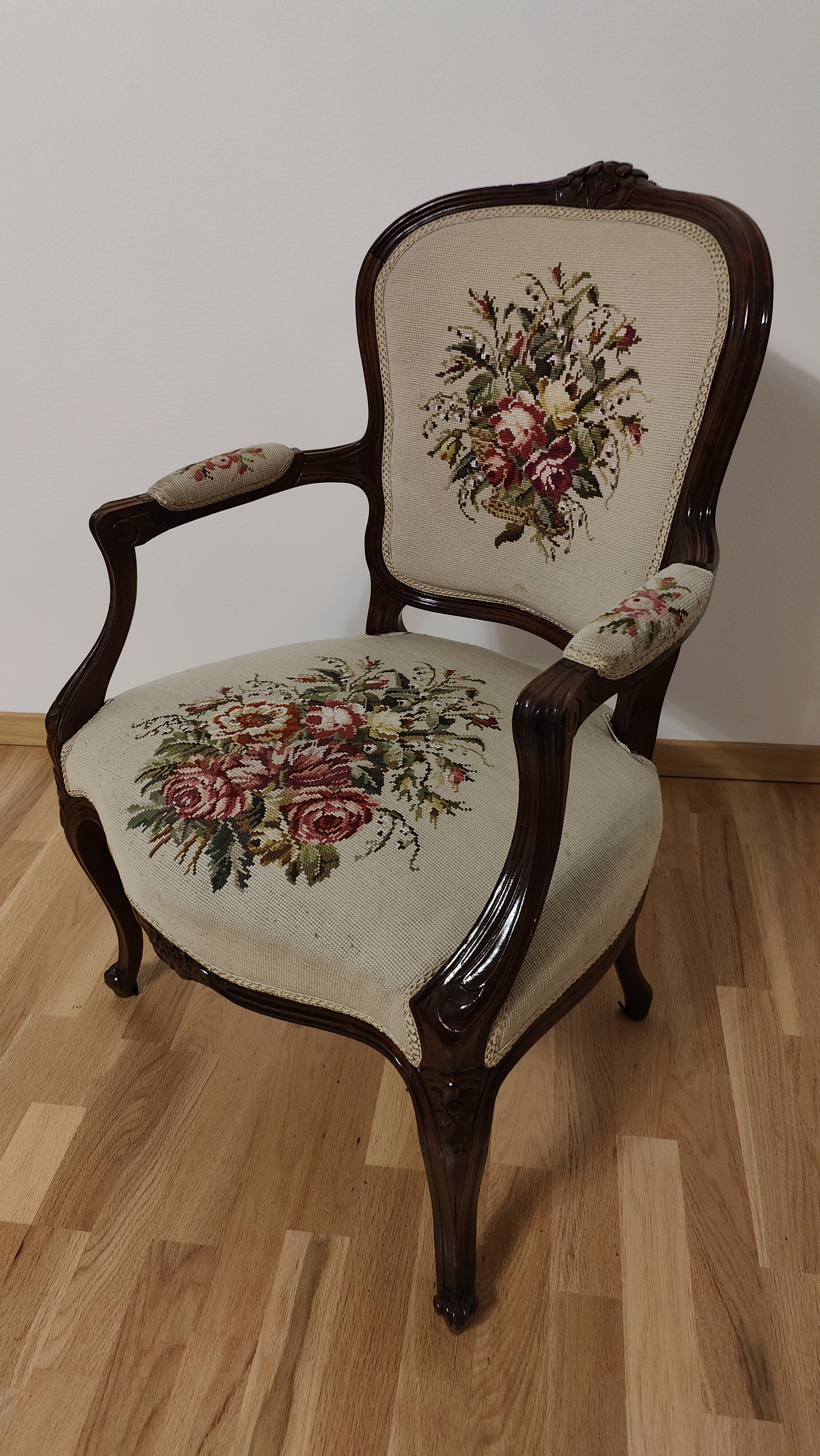 Siuvinėtas Krėslas