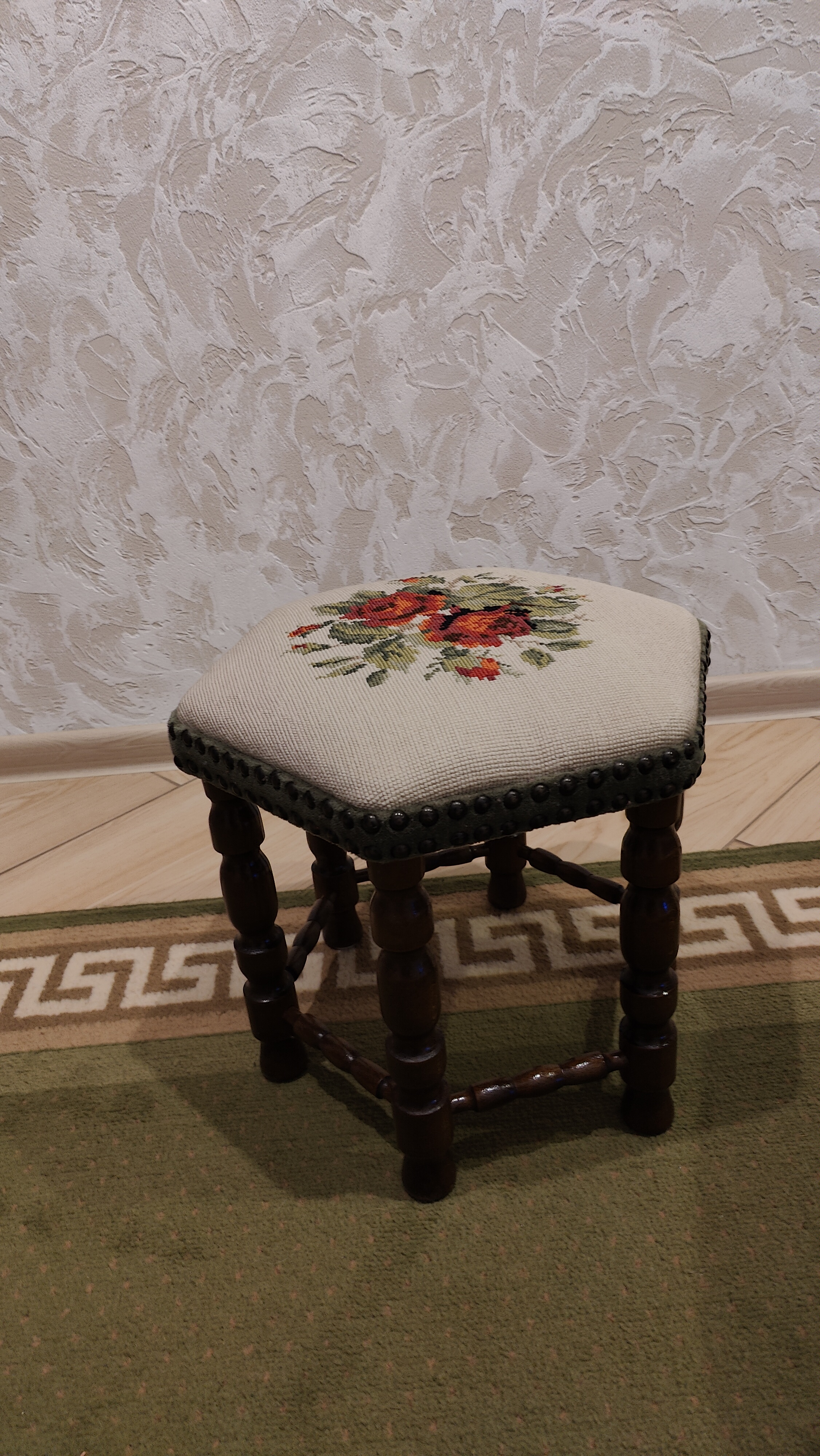 Siuvinėtas Krėslas