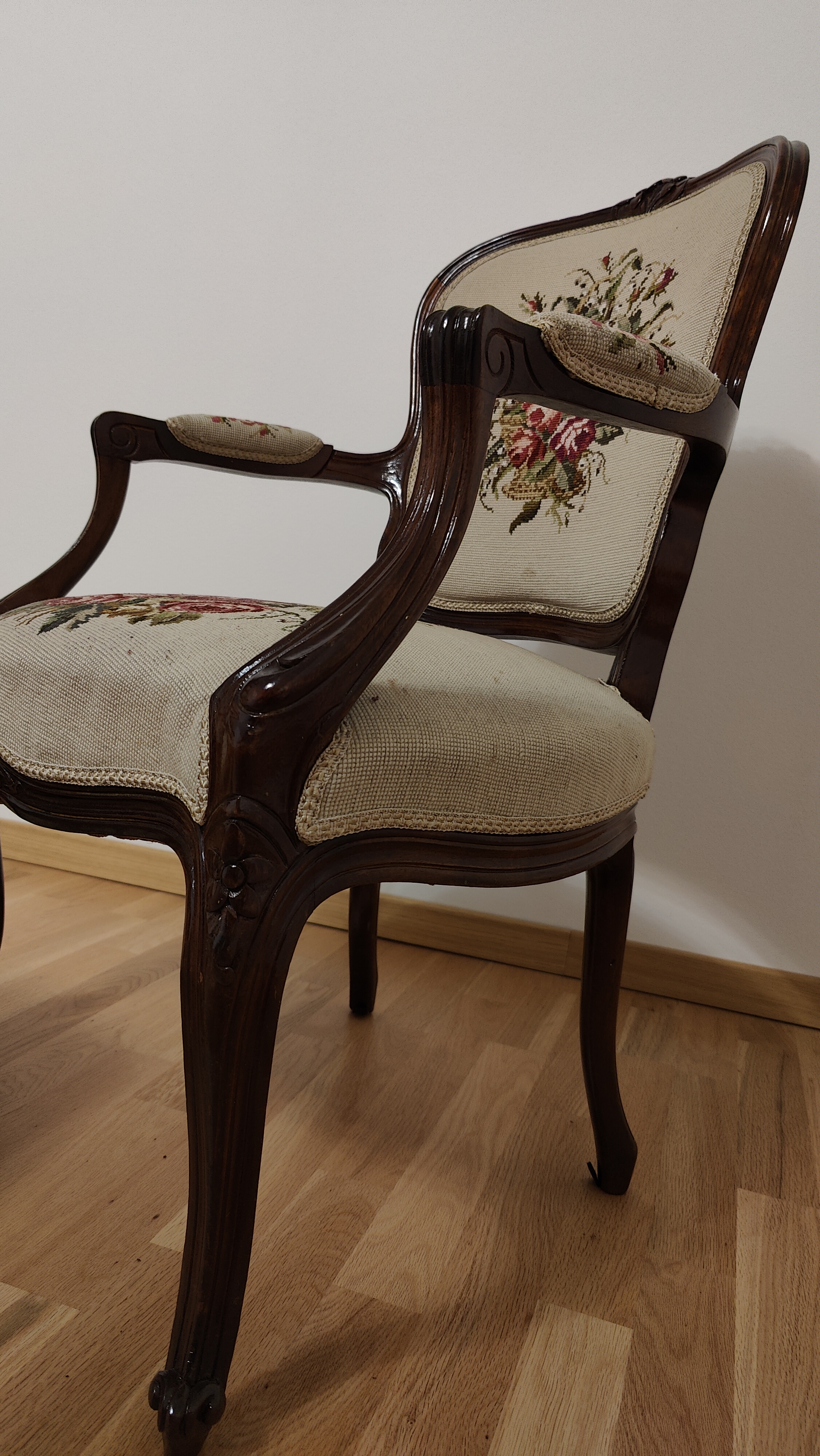 Siuvinėtas Krėslas