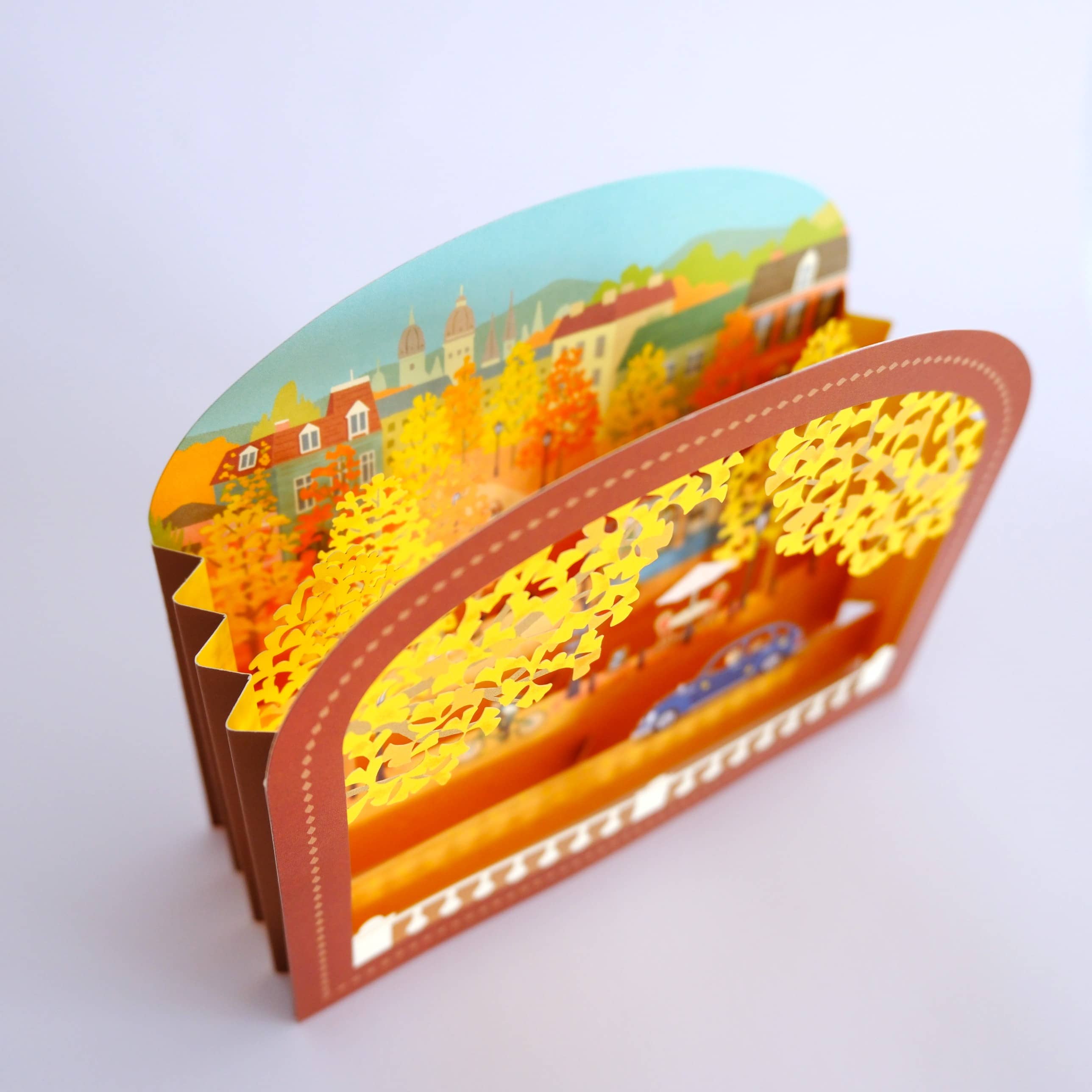 Postal Decorativa Ciudad con Ginkgo
