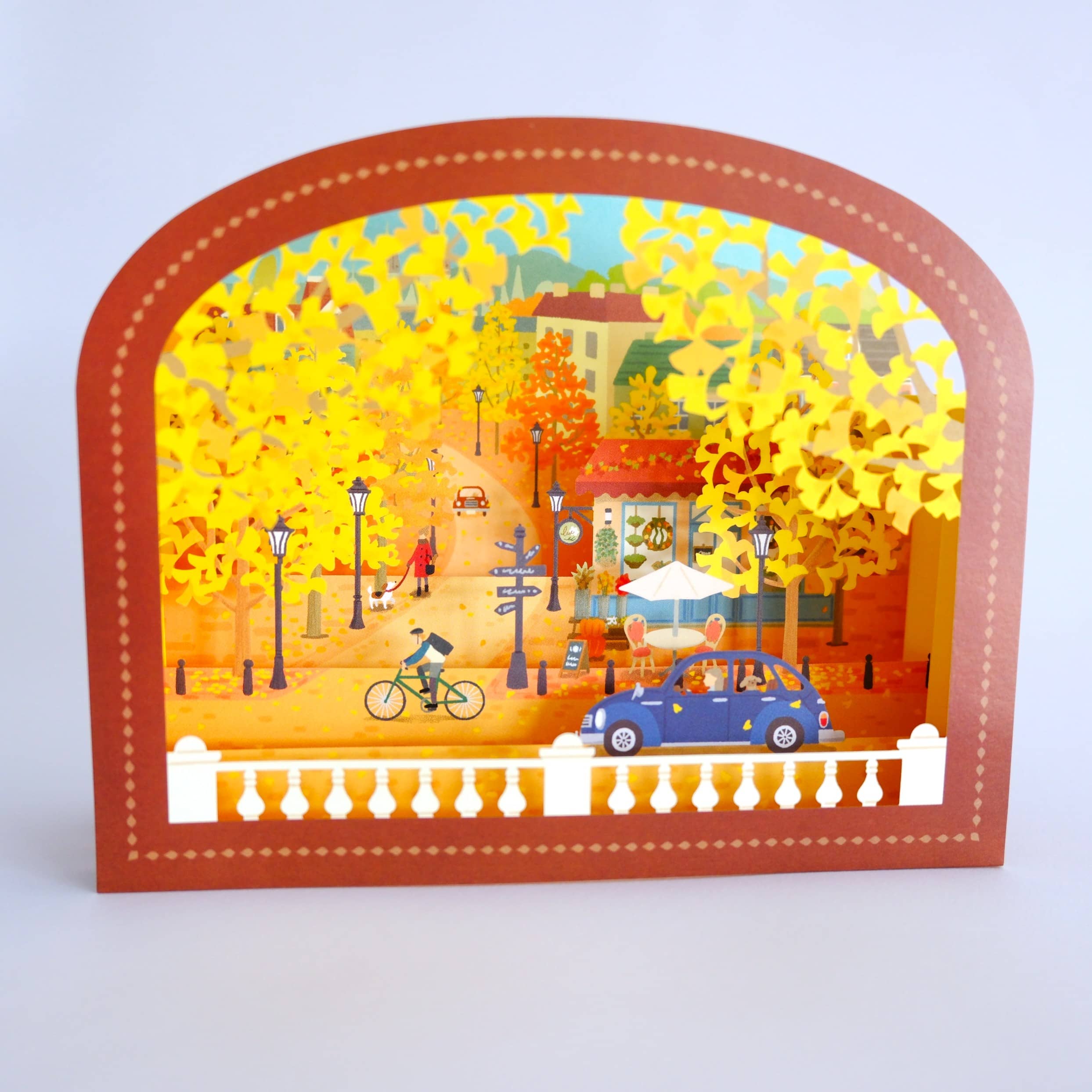 Postal Decorativa Ciudad con Ginkgo