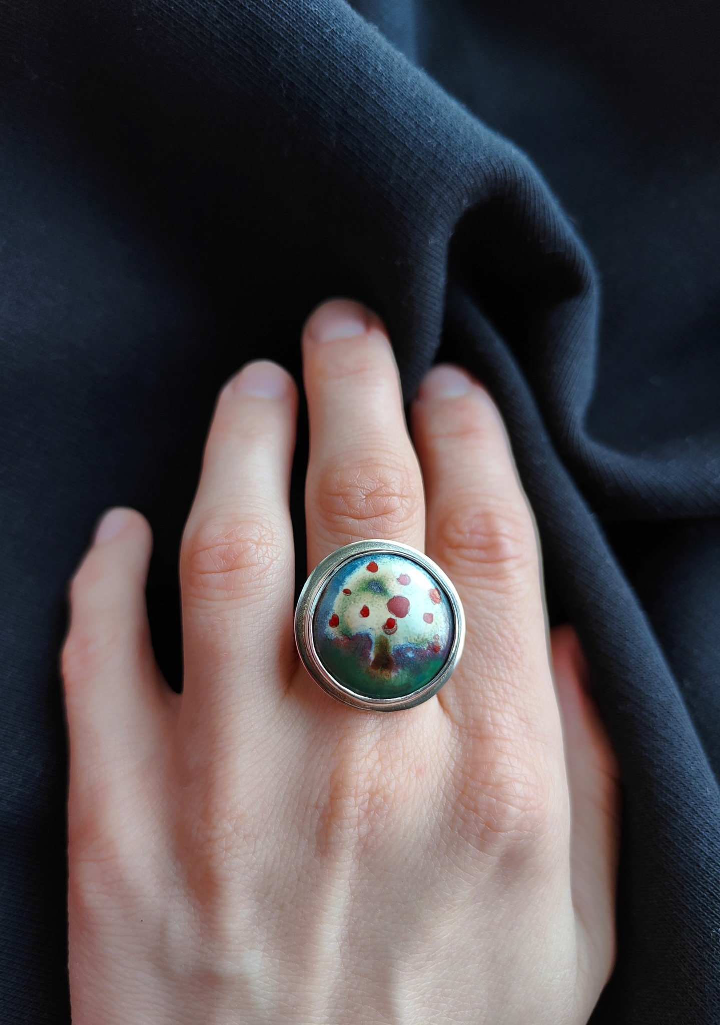 Rankų darbo žiedas su unikalia emalio tapyba