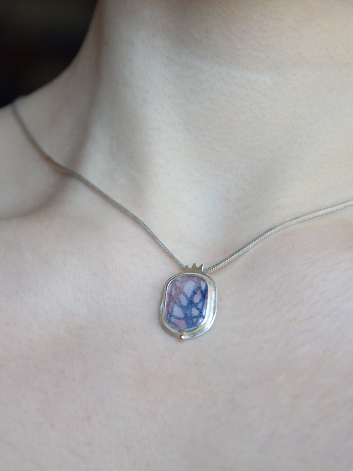 Sidabrinis pakabukas su emale