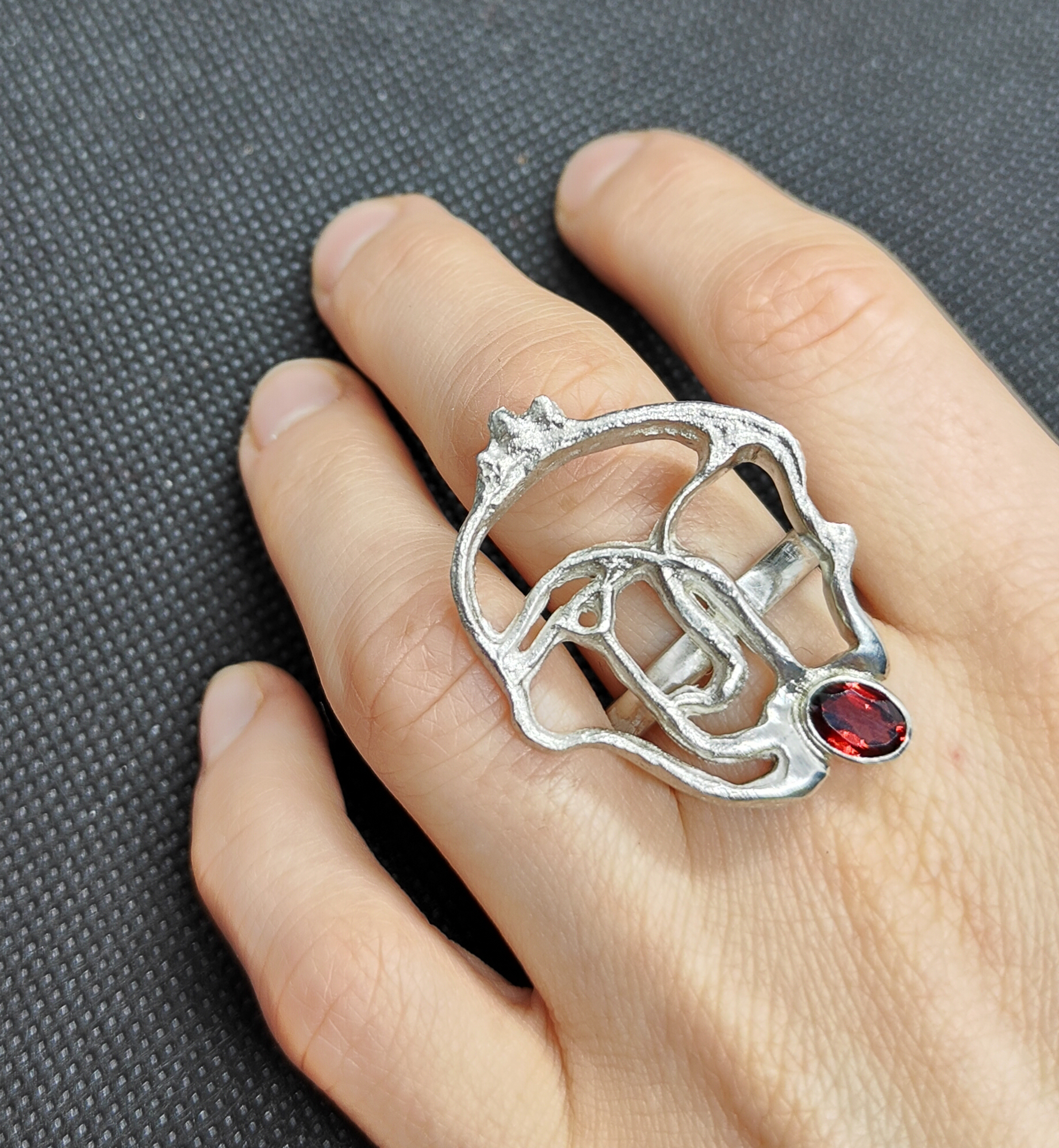 Sidabrinis žiedas su granatu