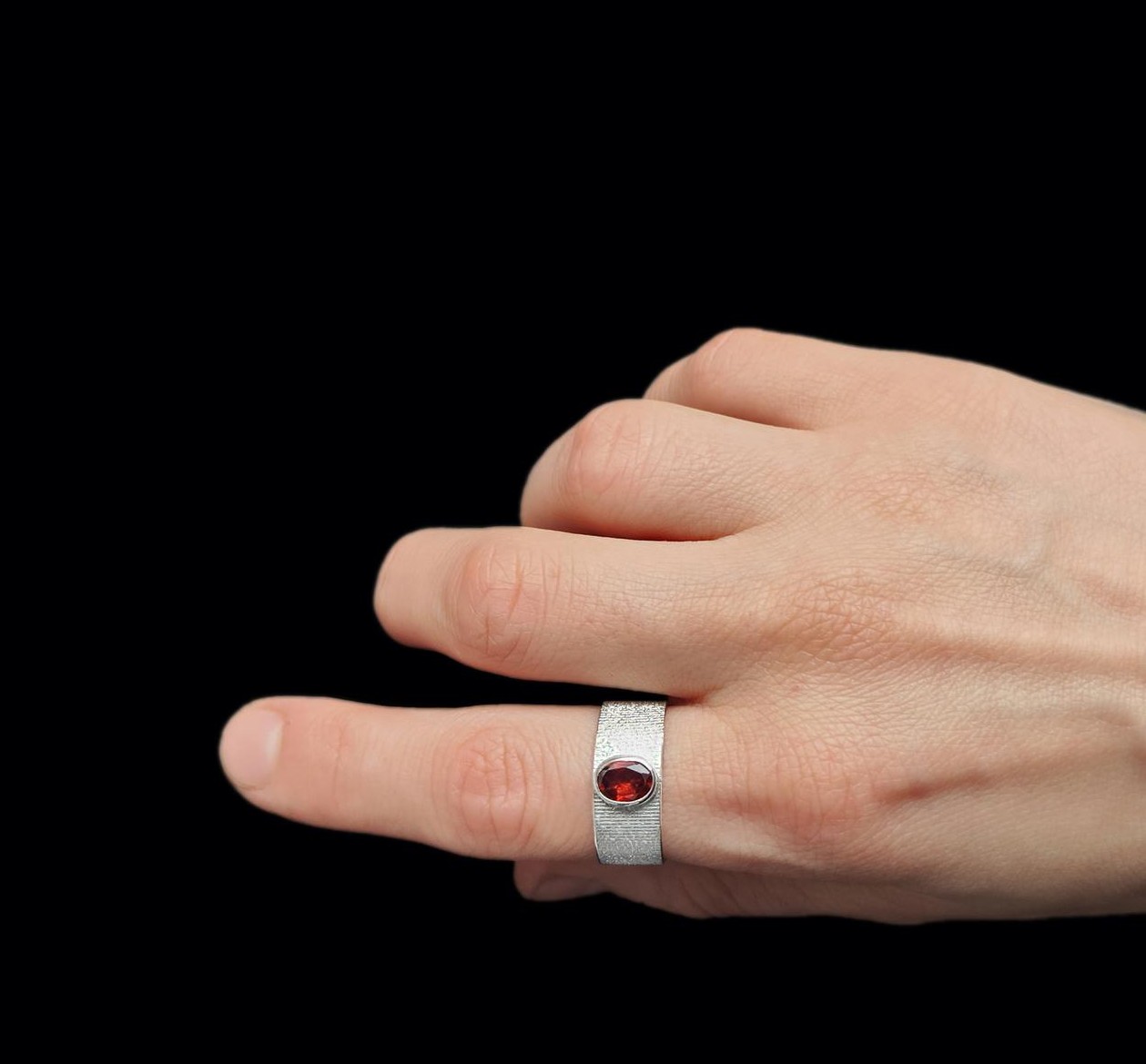 Sidabrinis žiedas su granatu