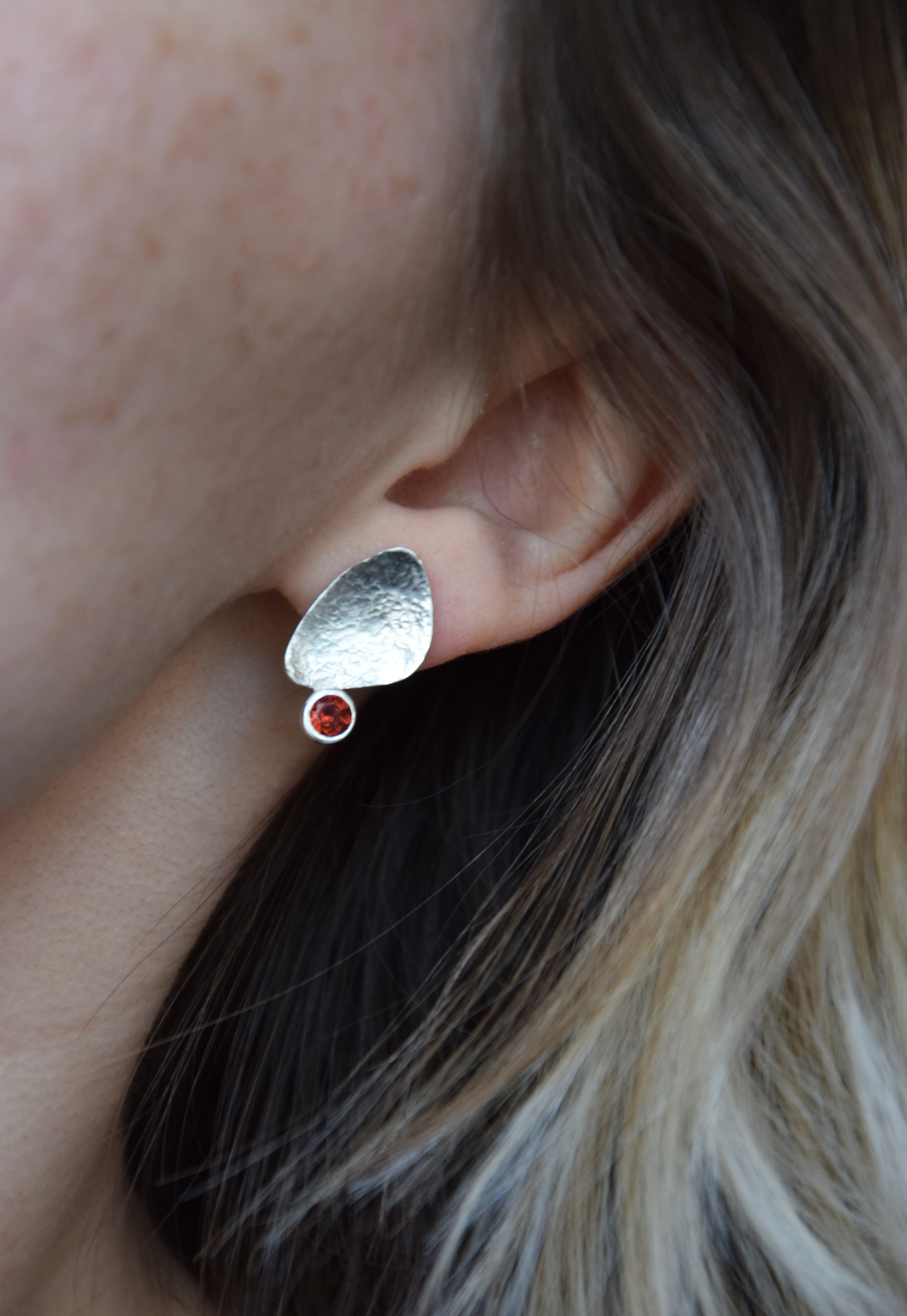 Sidabriniai auskarai su granatais