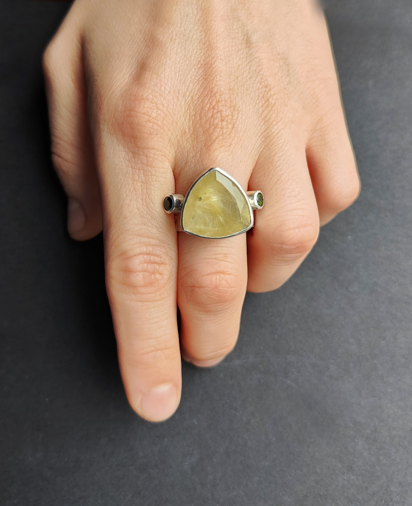 Sidabrinis žiedas su rutilo kvarcu ir chromo diopsidais