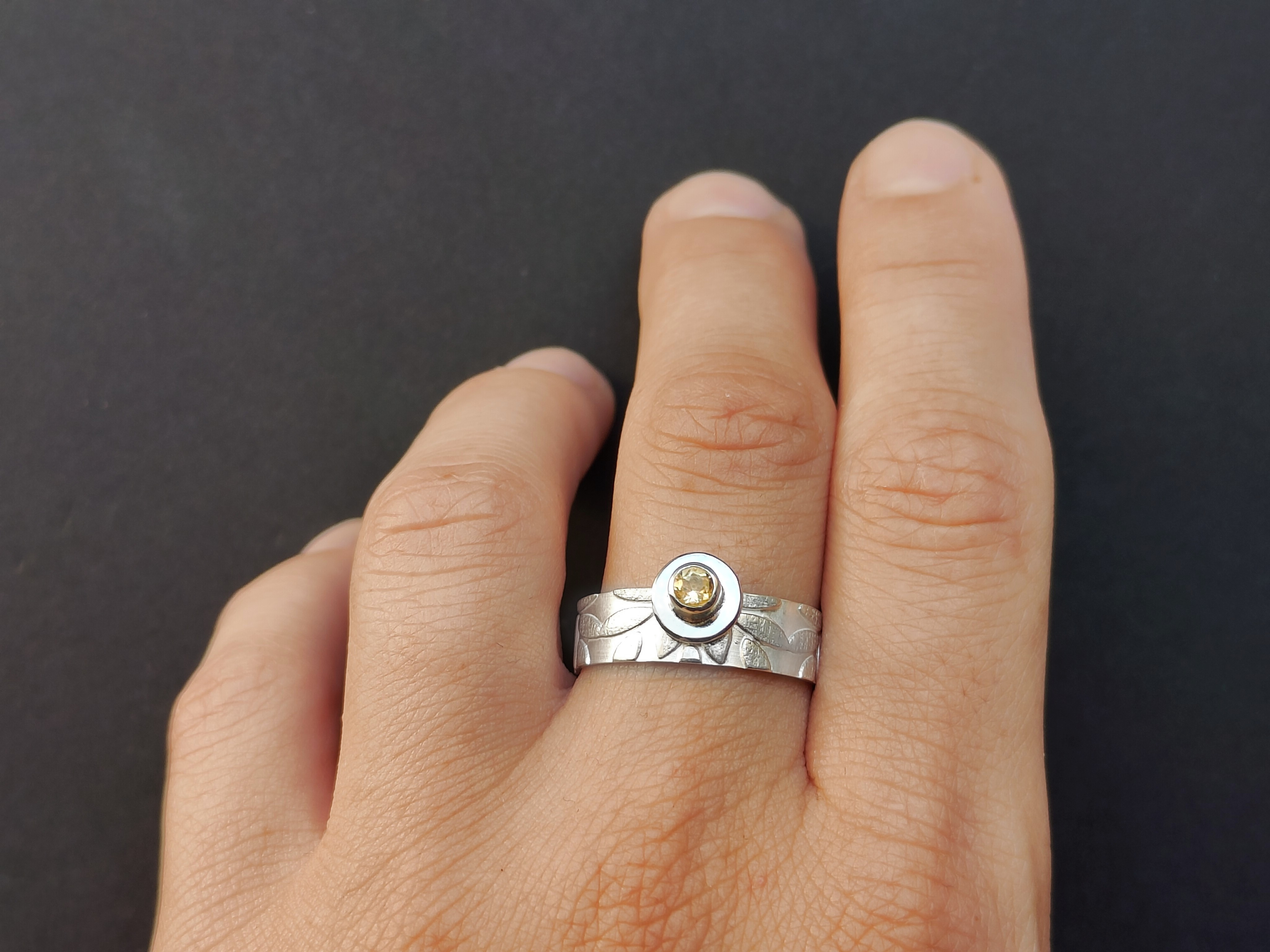 Sidabrinis žiedas su citrinu