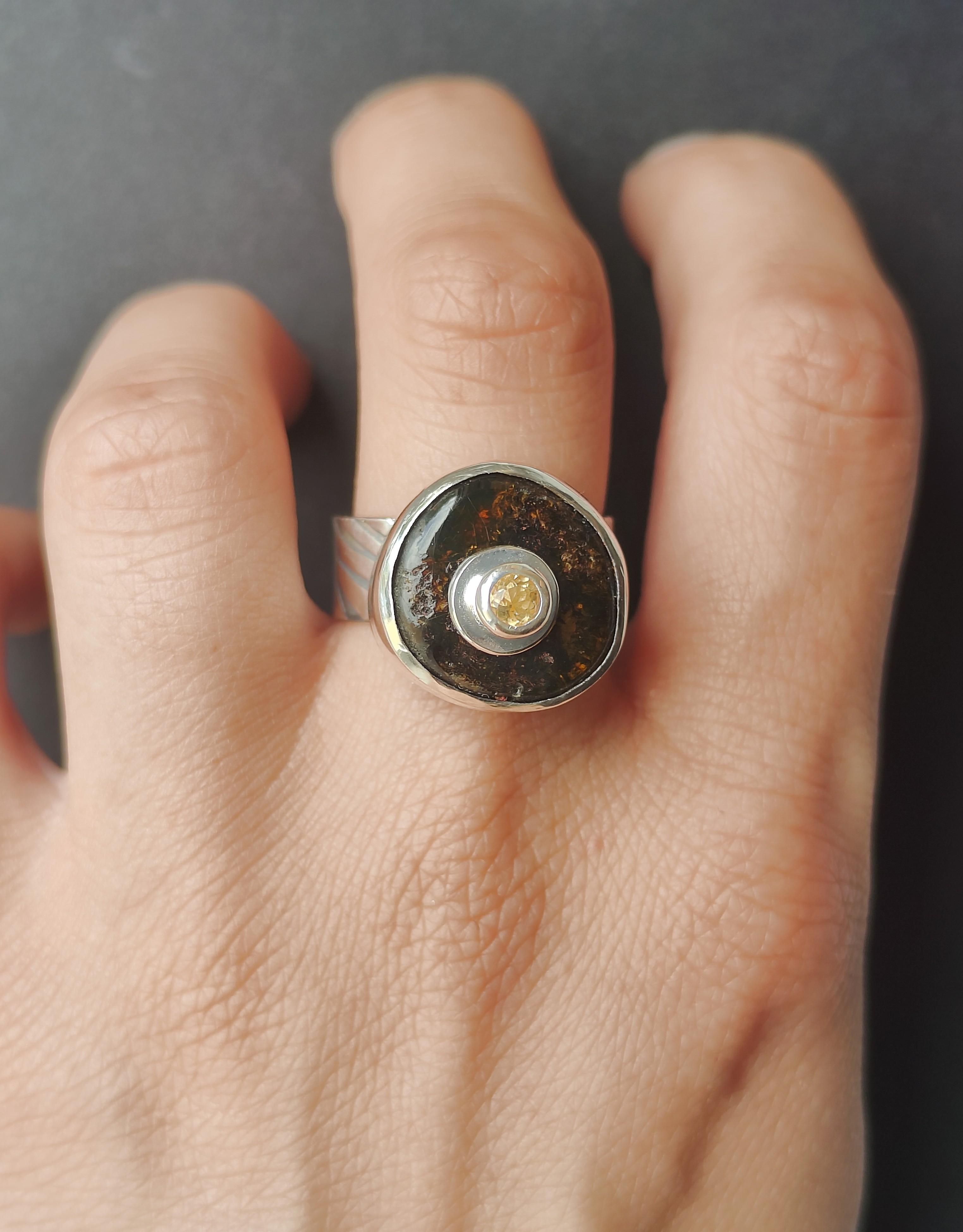 Sidabrinis žiedas su gintaru ir citrinu