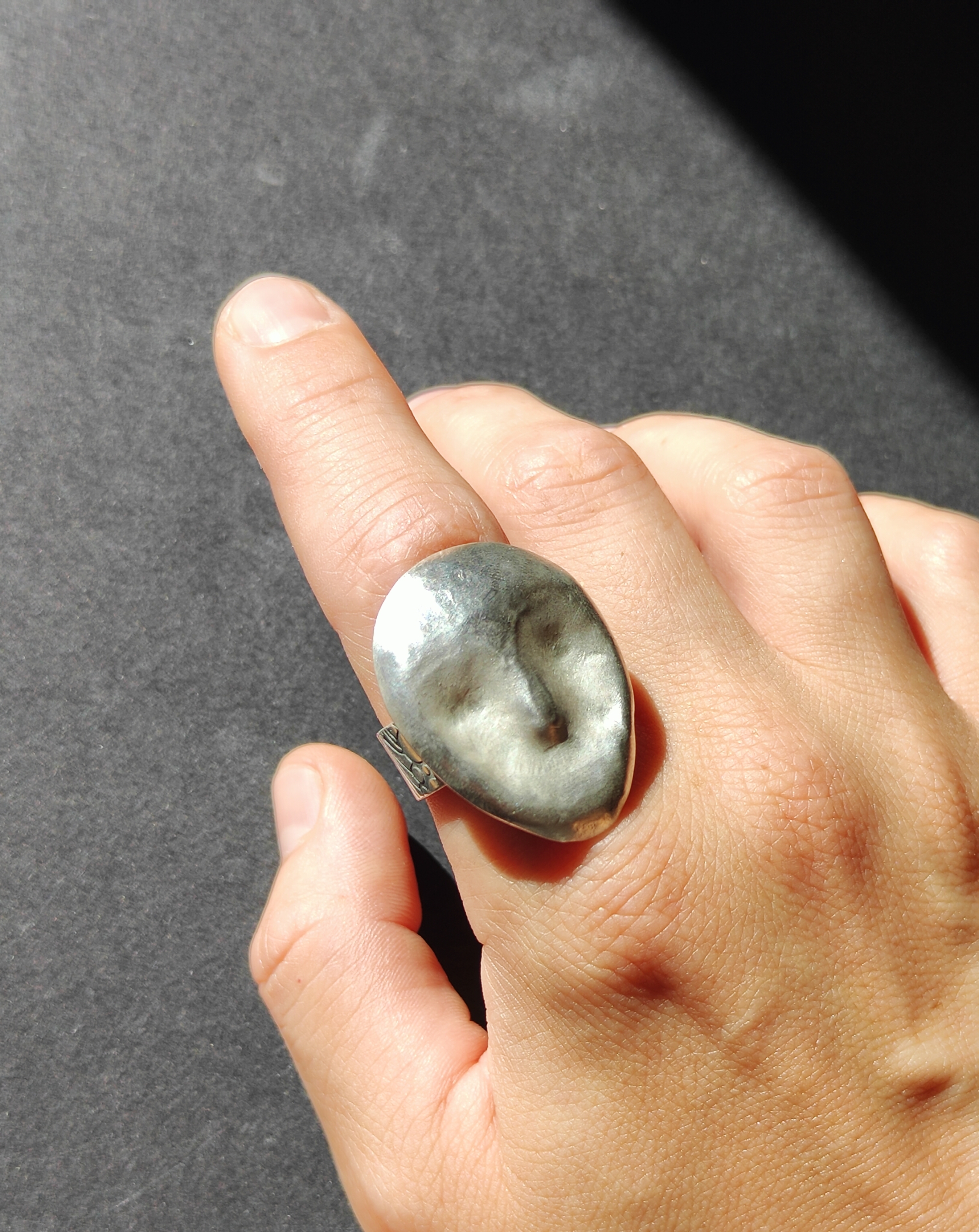 Kalinėtas sidabro žiedas