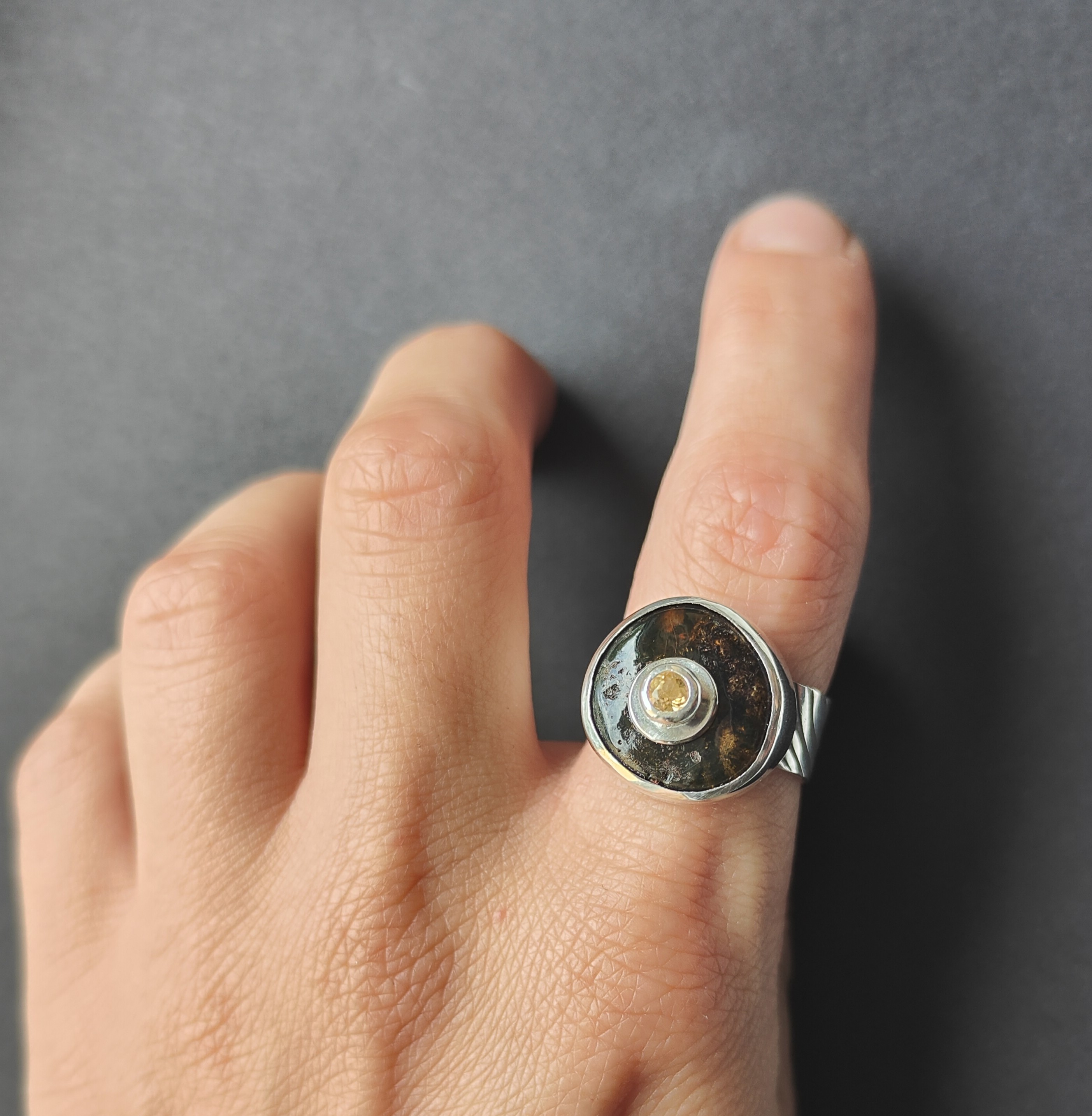 Sidabrinis žiedas su gintaru ir citrinu