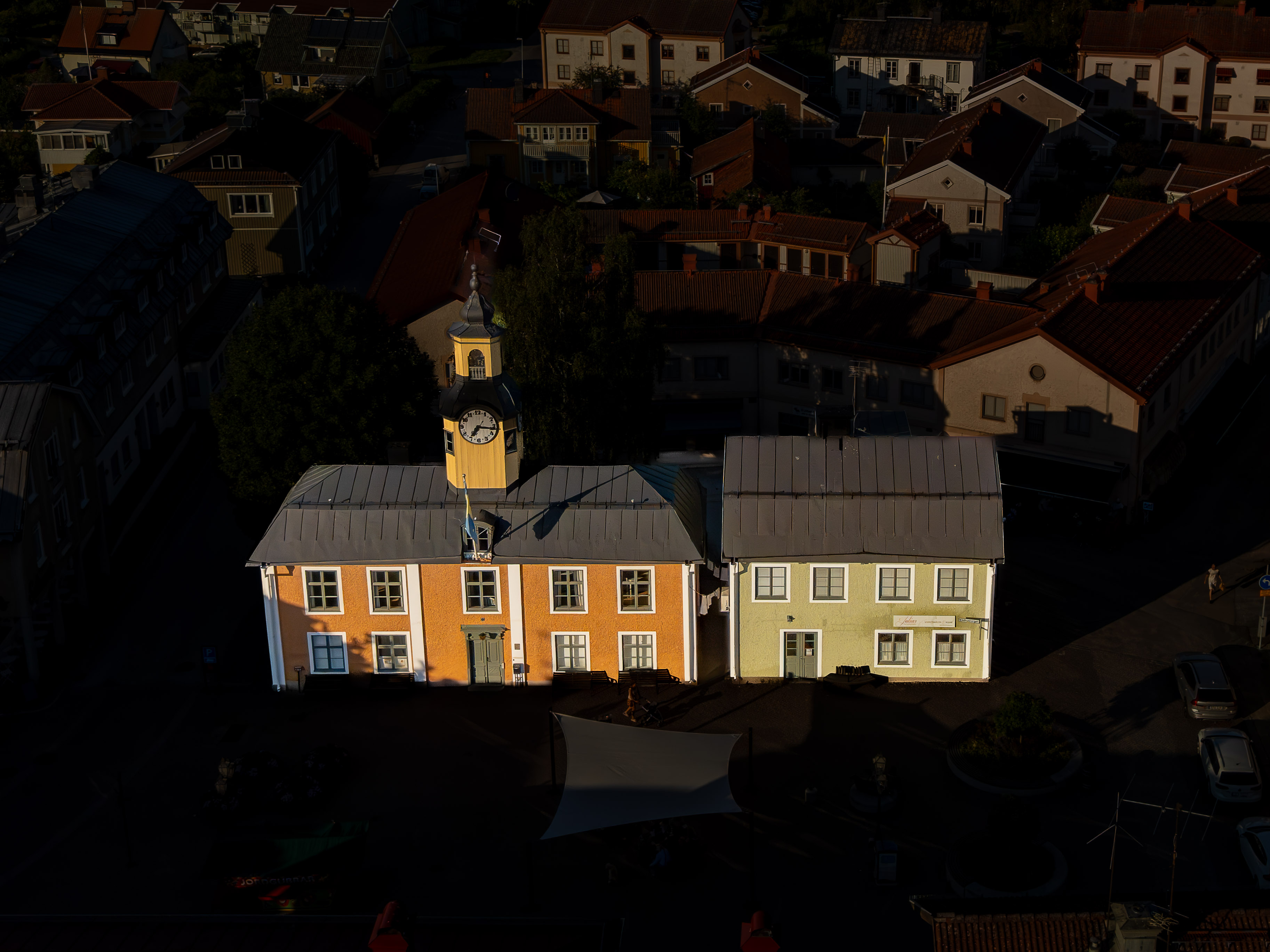 B004 The Town Hall at the Square