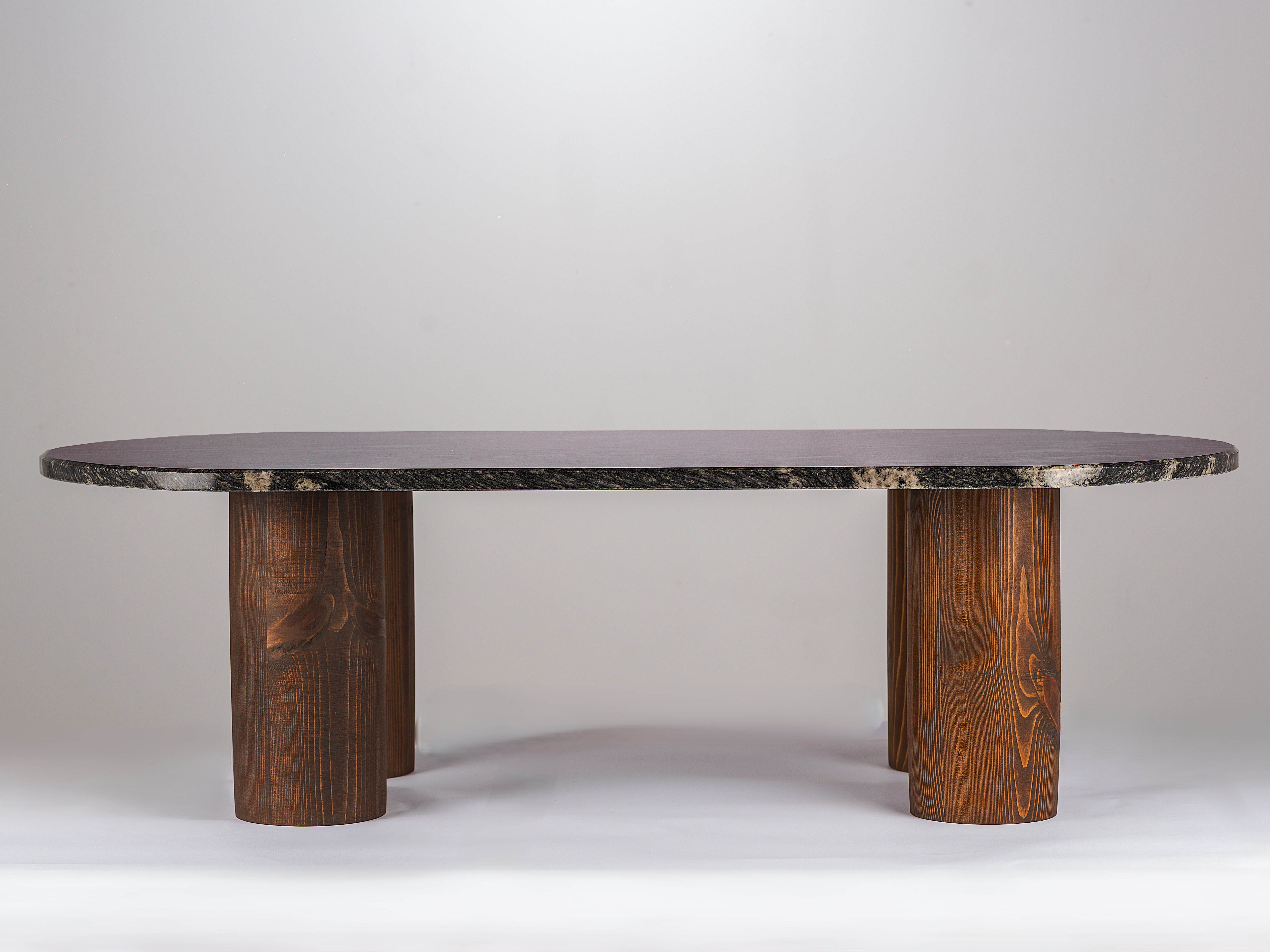 „Linea“ холна маса от гранит Fish Black и масивно дърво