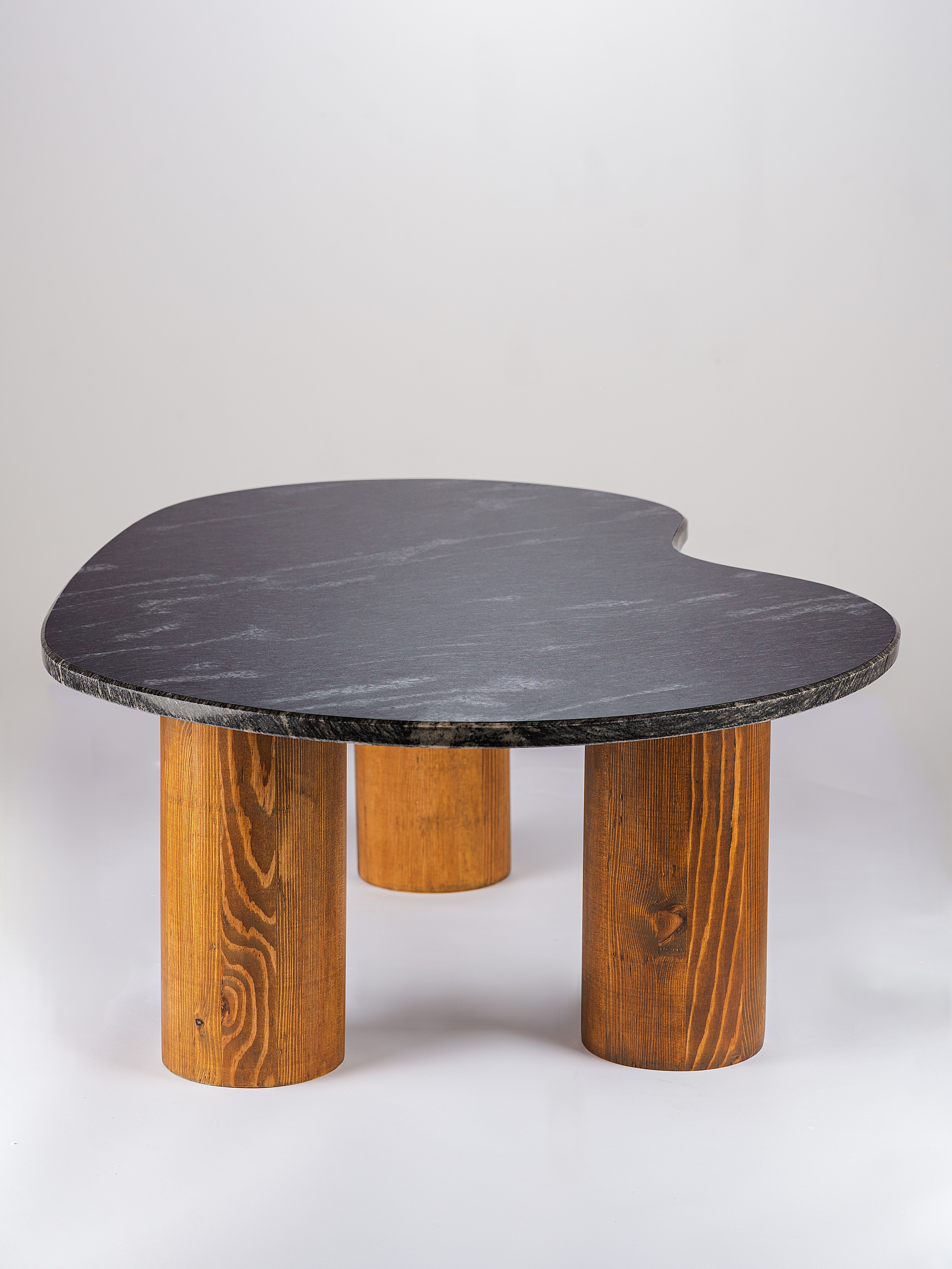 „Ren“ холна маса от гранит Fish Black и масивно дърво