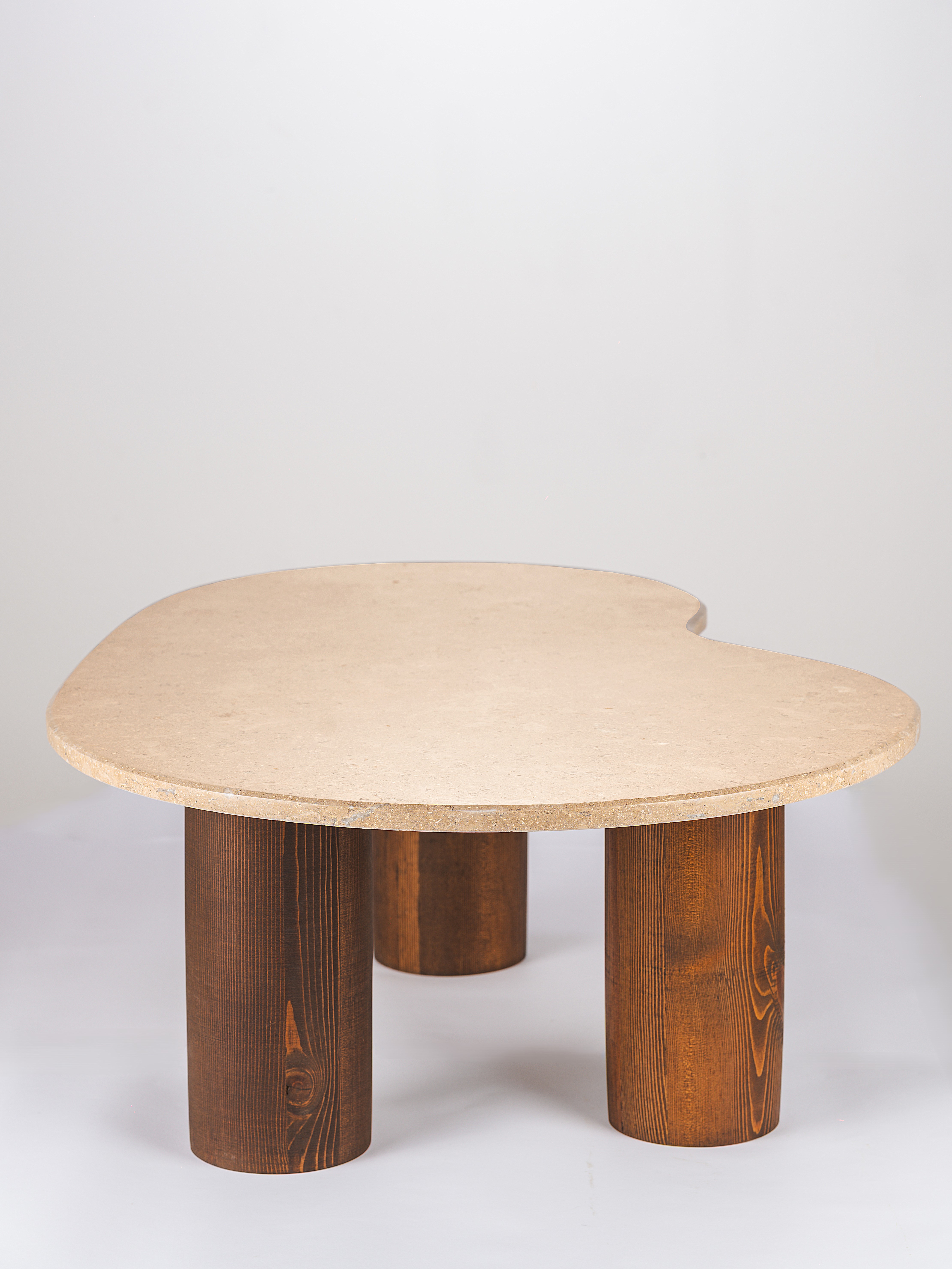 „Ren“ холна маса от варовик Sinai Pearl и масивно дърво