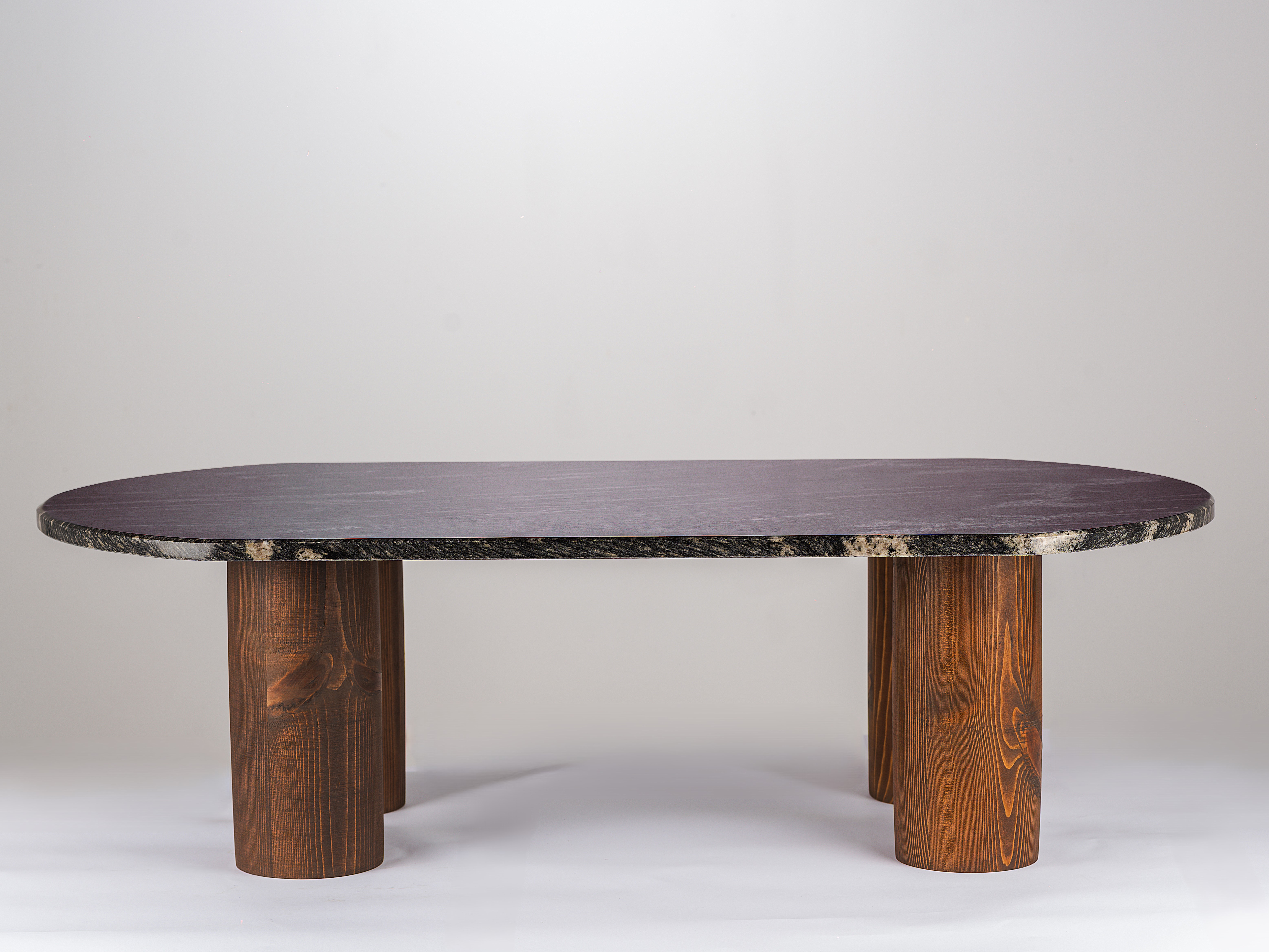 „Linea“ холна маса от гранит Fish Black и масивно дърво