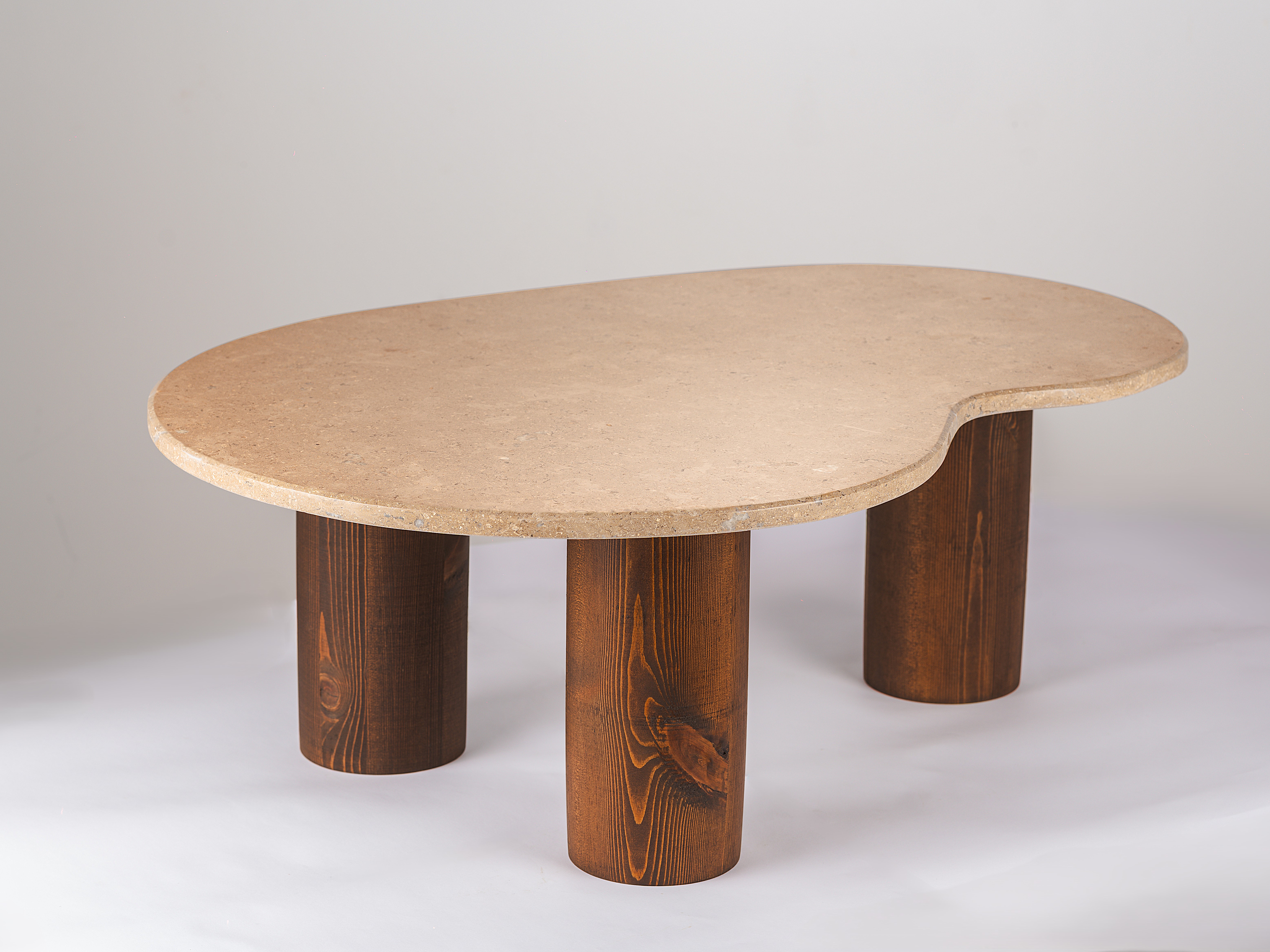 „Ren“ холна маса от варовик Sinai Pearl и масивно дърво