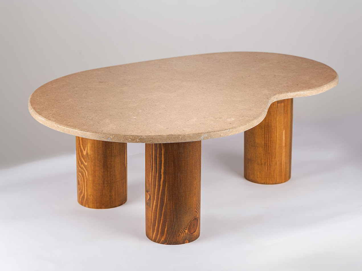 „Ren“ холна маса от варовик Sinai Pearl и масивно дърво