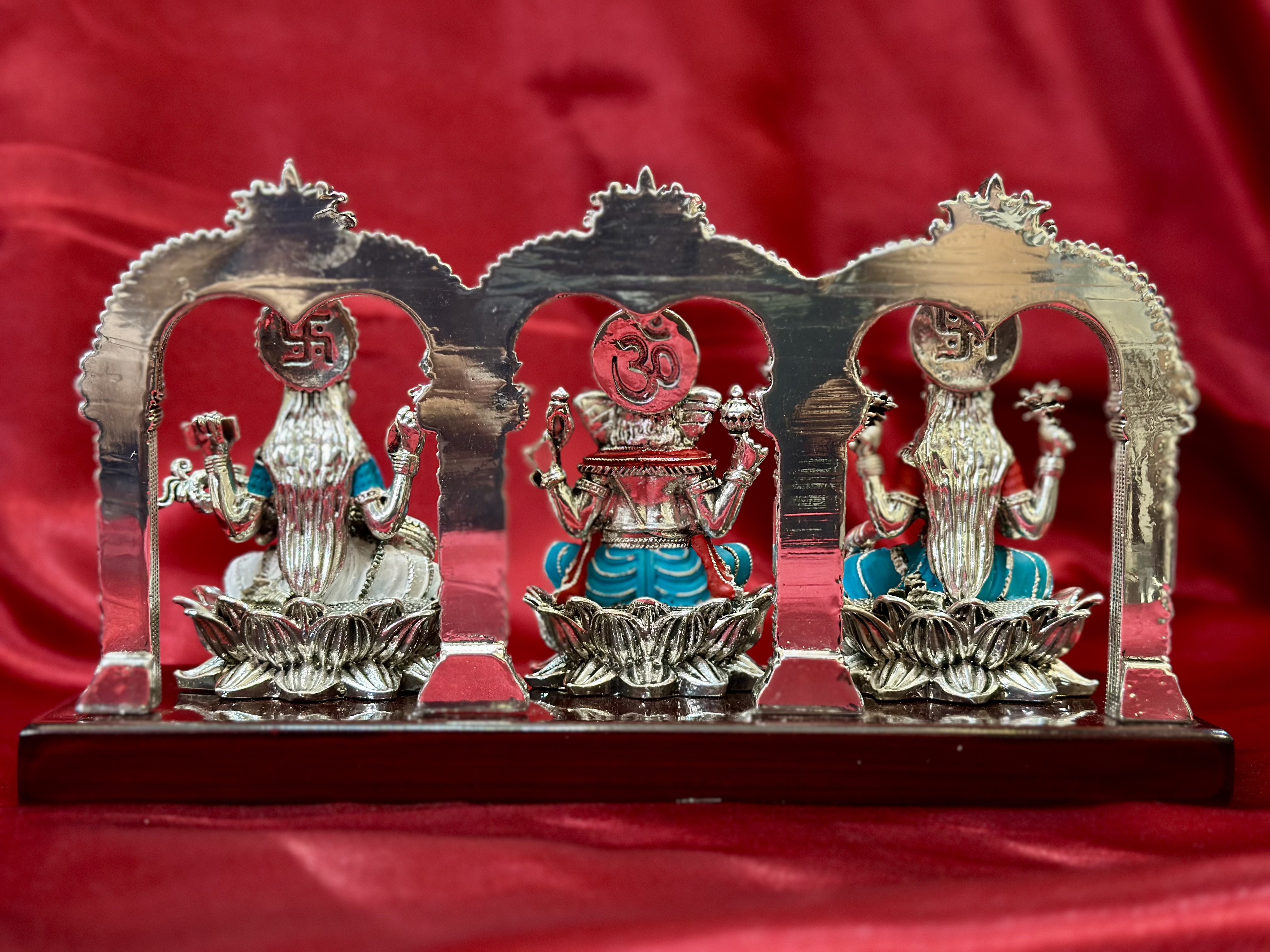 Divya Kamal Arch – Laxmi, Ganesha & Saraswati by Nirvanam