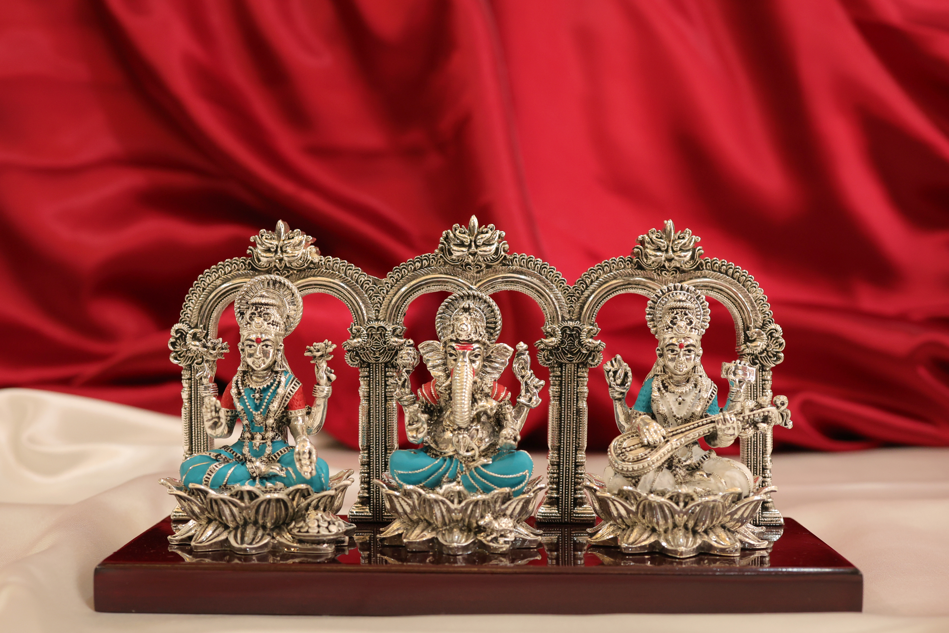 Divya Kamal Arch – Laxmi, Ganesha & Saraswati by Nirvanam