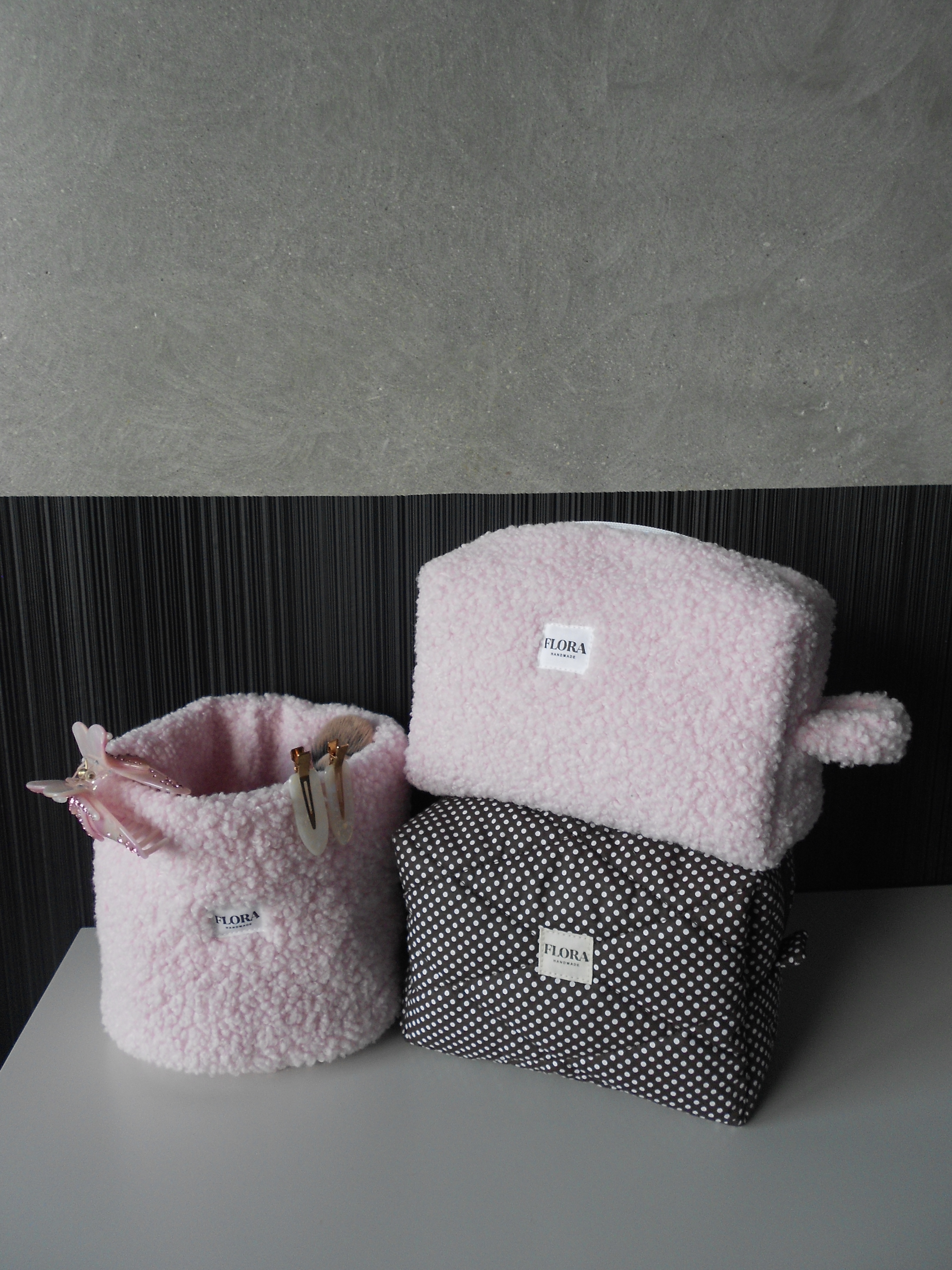 Minkštas kosmetikos priemonių dėklas Bucket