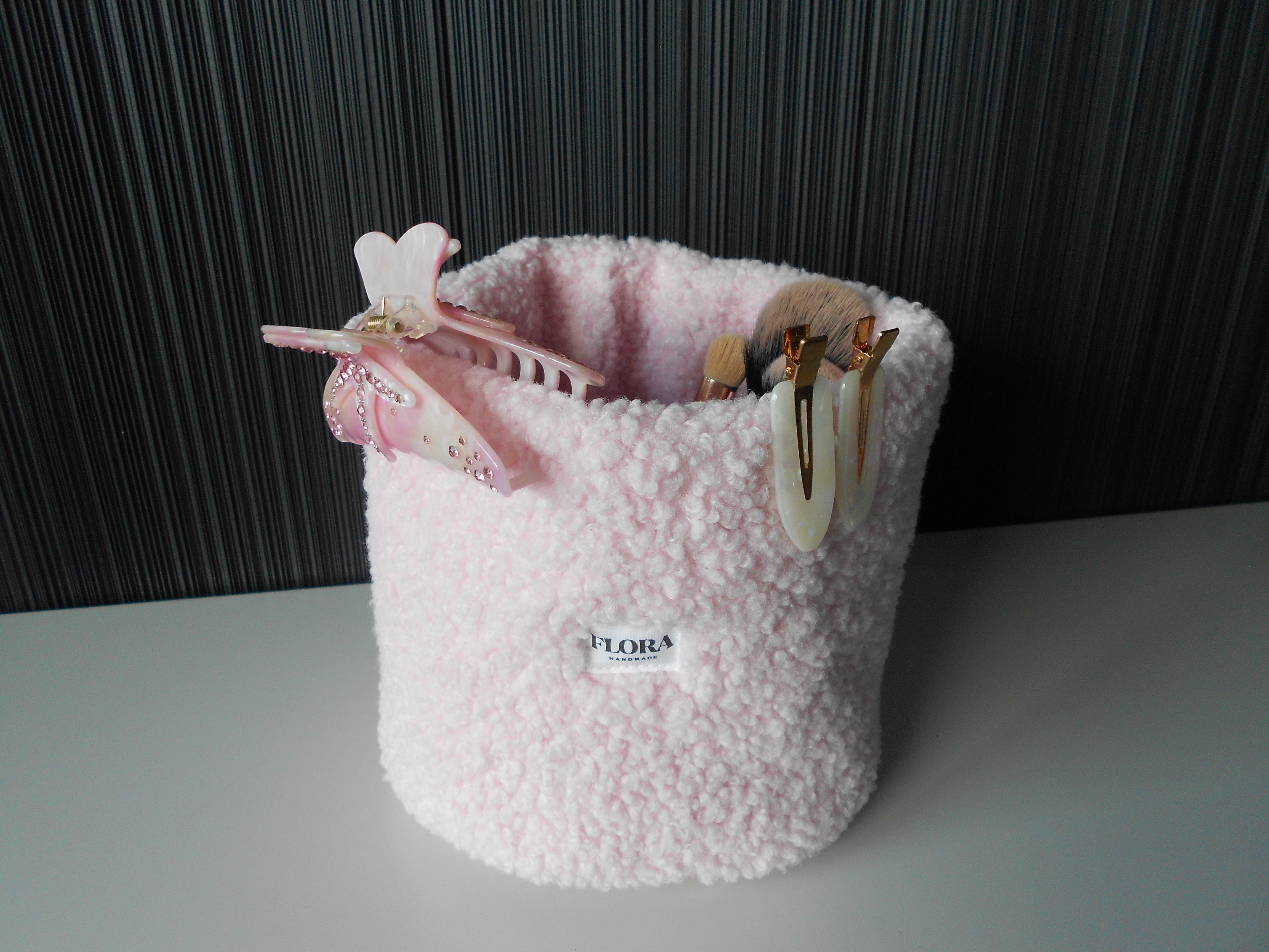 Minkštas kosmetikos priemonių dėklas Bucket