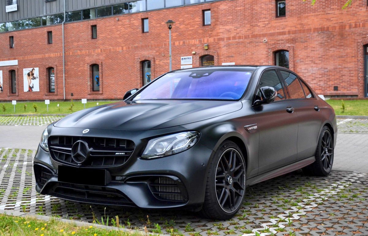 E63 AMG stiliaus šoniniai slenksčiai / slenksčių apmušalai, skirti Mercedes W213 S213 16+
