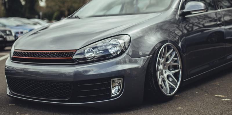 GTI stiliaus priekinis bamperis VW Golf 6 su priešrūkiniais žibintais