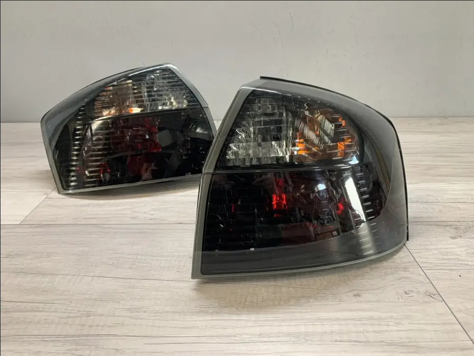 Tamsintų galinių žibintų komplektas AUDI A4 B6 00-04 SEDANUI