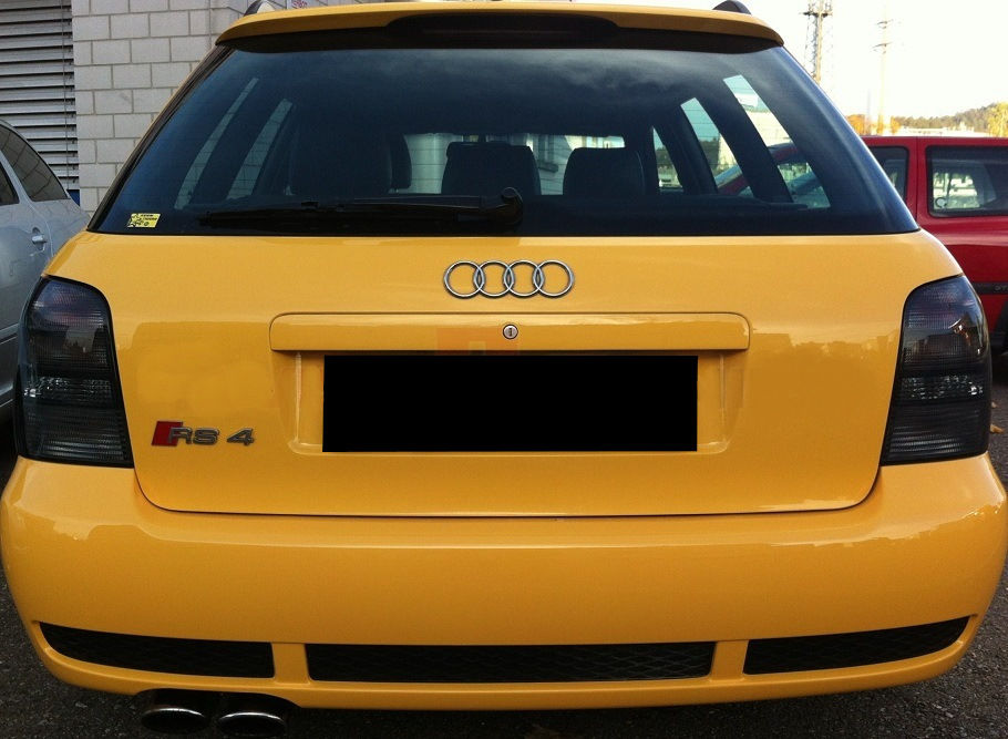 Juodi dūminiai galiniai žibintai „Hella Dark style“, skirti „Audi A4 B5 Avant“ 1995–2001 m.