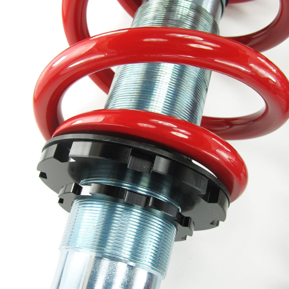 „Redline Coilover“ komplektas, tinkantis „Audi A4 (B5)“ nuo 1994 m. balandžio mėn. iki 2001 m. birželio mėn., išskyrus automobilius su keturiais varomaisiais ratais