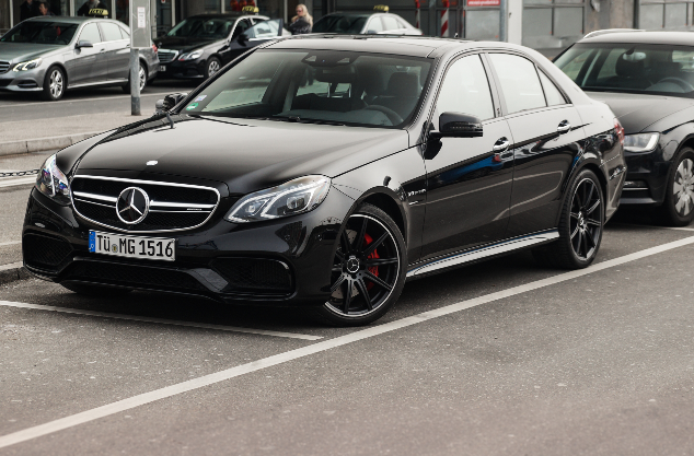 E63 AMG stiliaus pilnas priekinis bamperis Mercedes W212 13-16 Facelift modeliui.