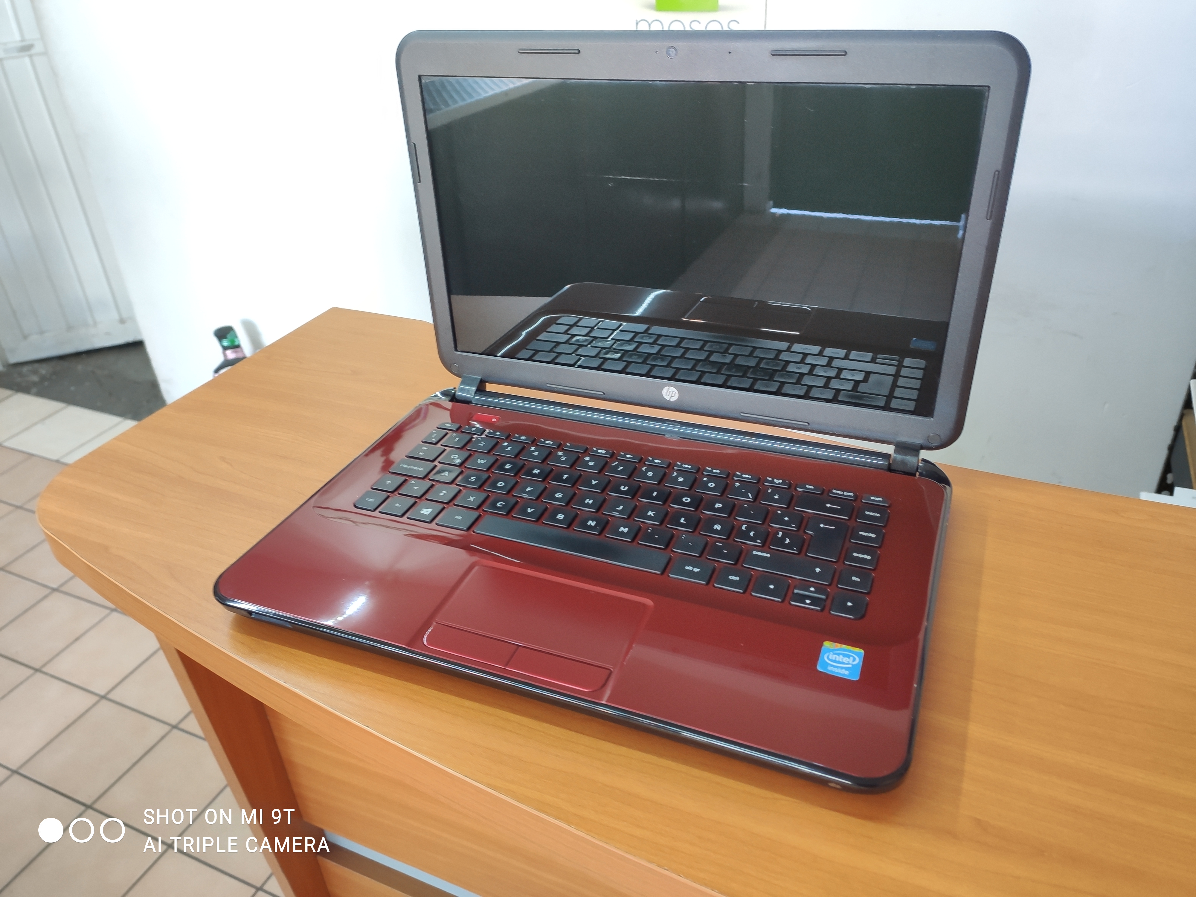 Laptop HP rojo