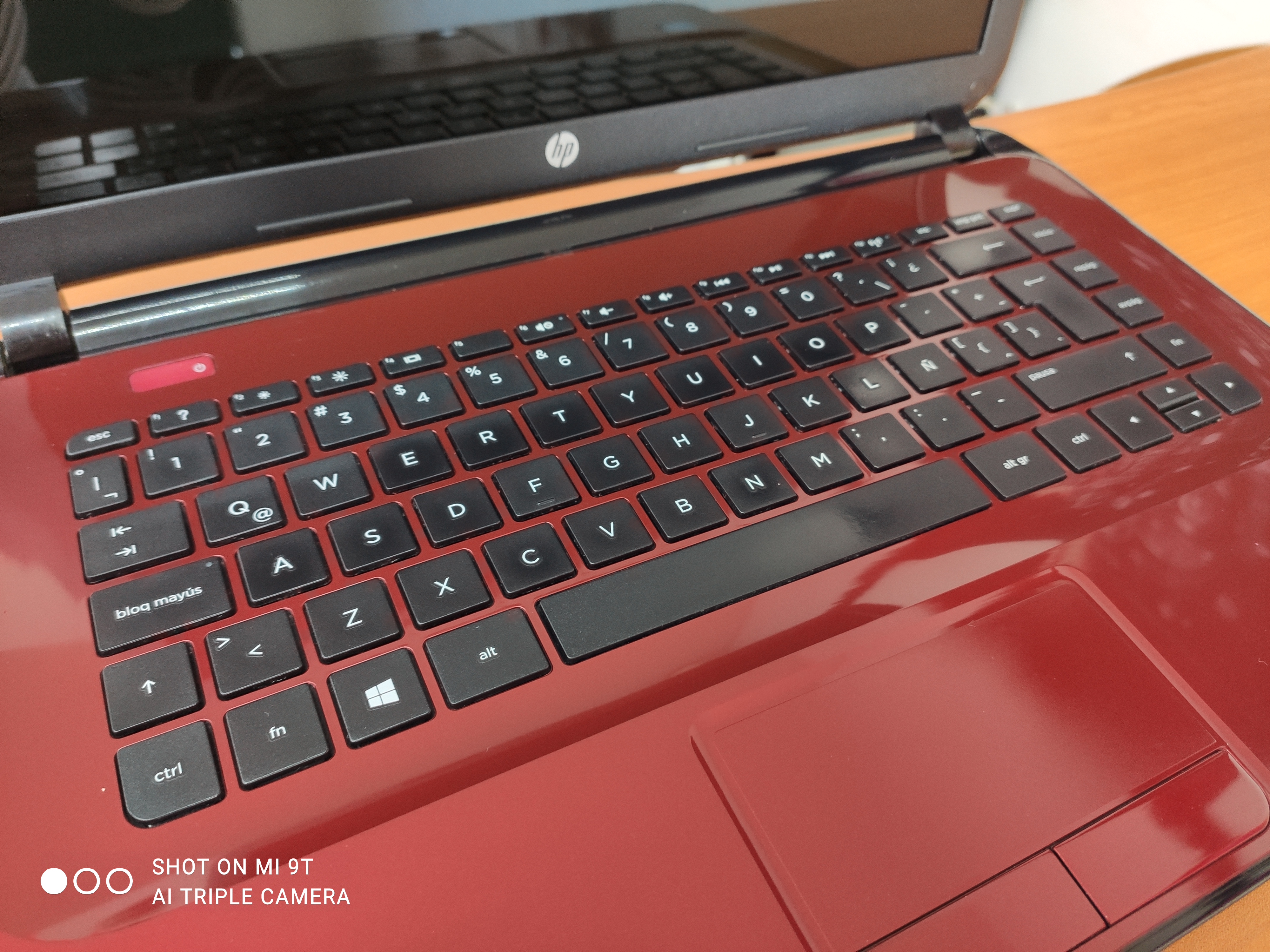 Laptop HP rojo