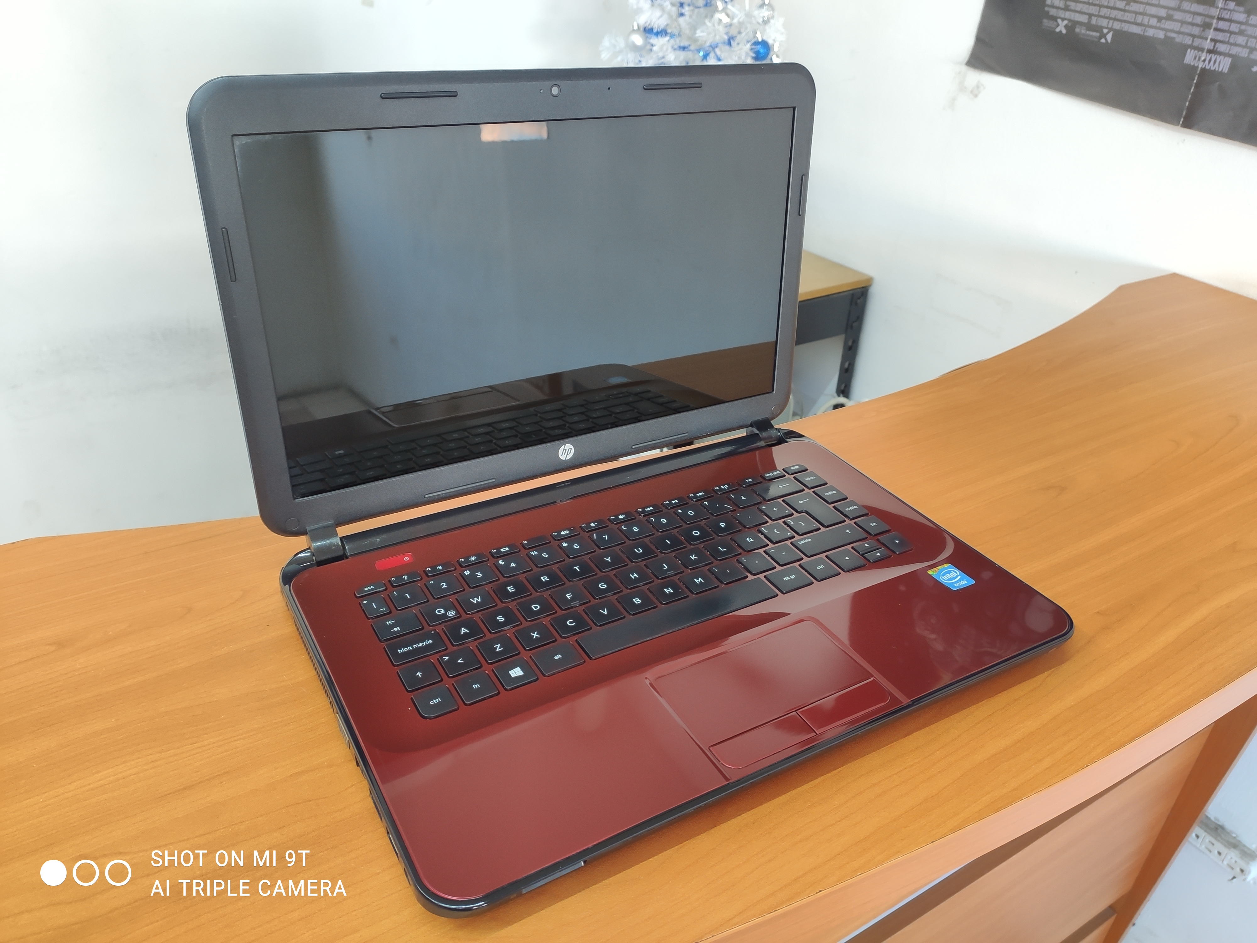 Laptop HP rojo