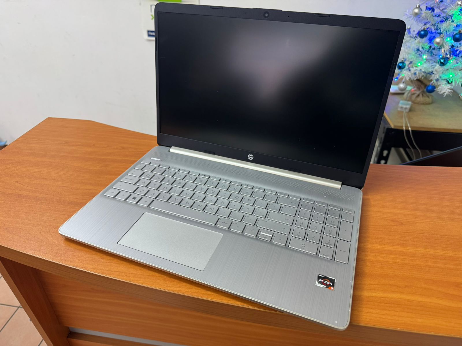 Laptop HP plateada
