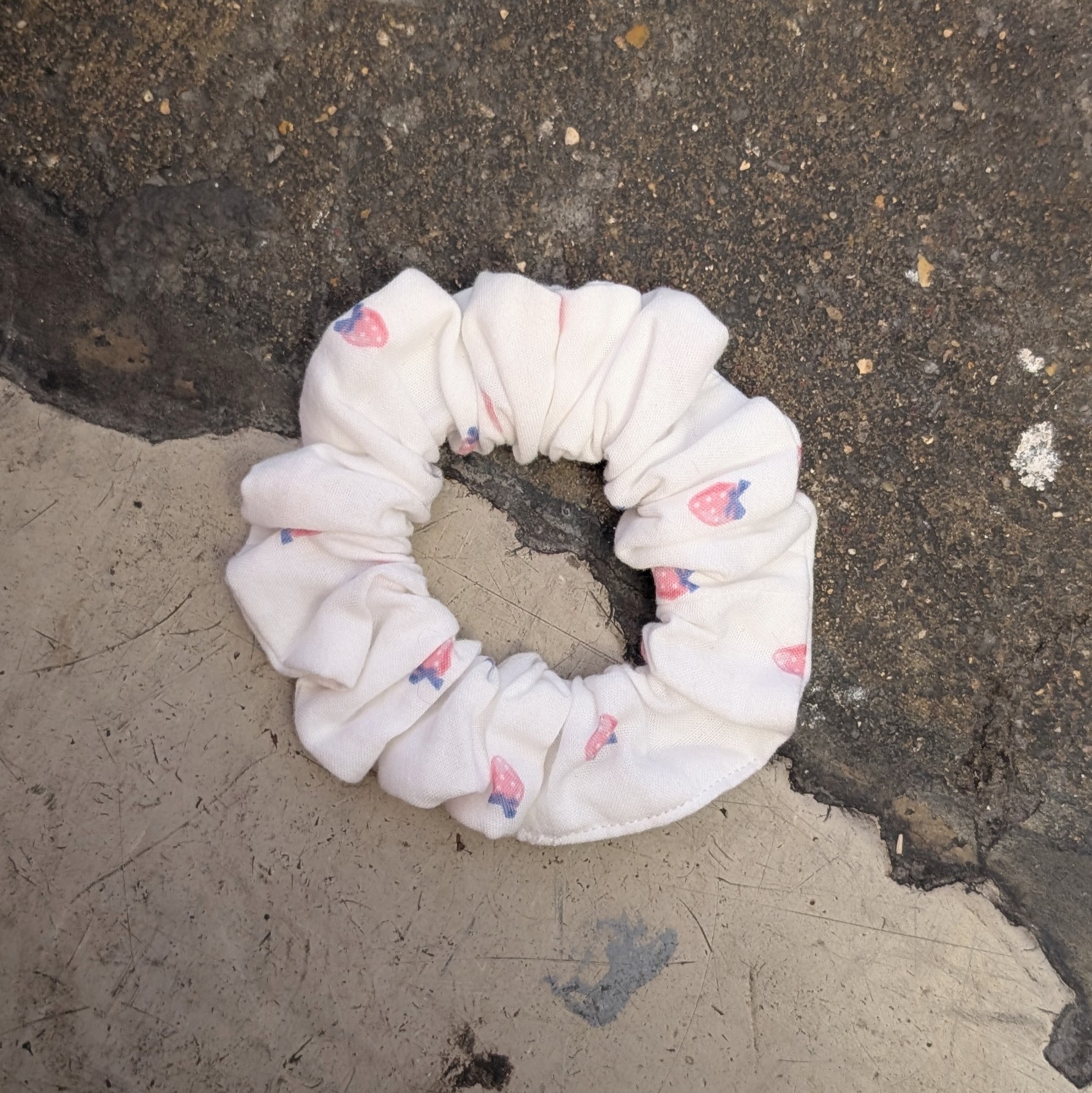 Strawberry Fields - Medium XL Stretch Scrunchie